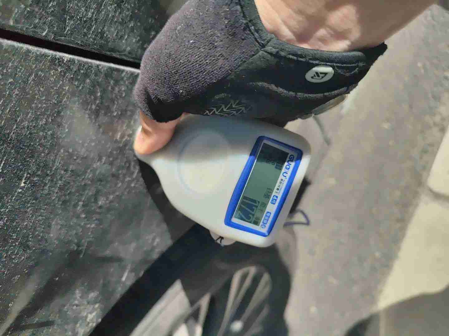 右后翼子板喷漆痕迹实拍