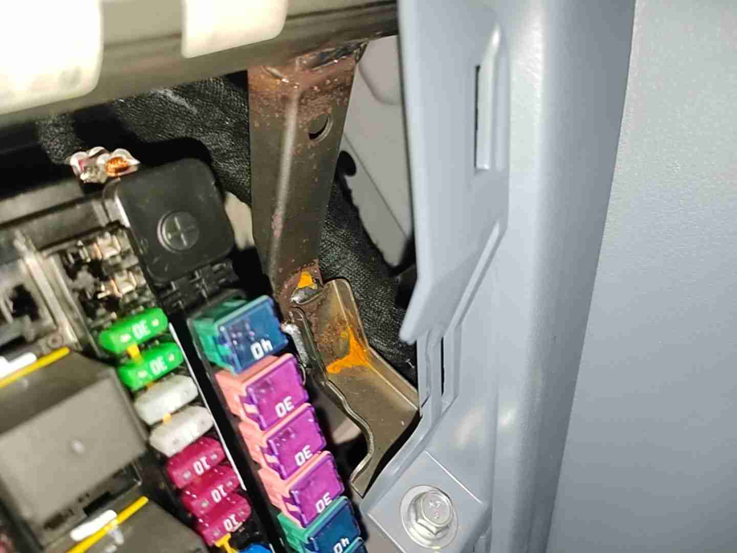 仪表台内骨架轻微浮锈检测实拍
