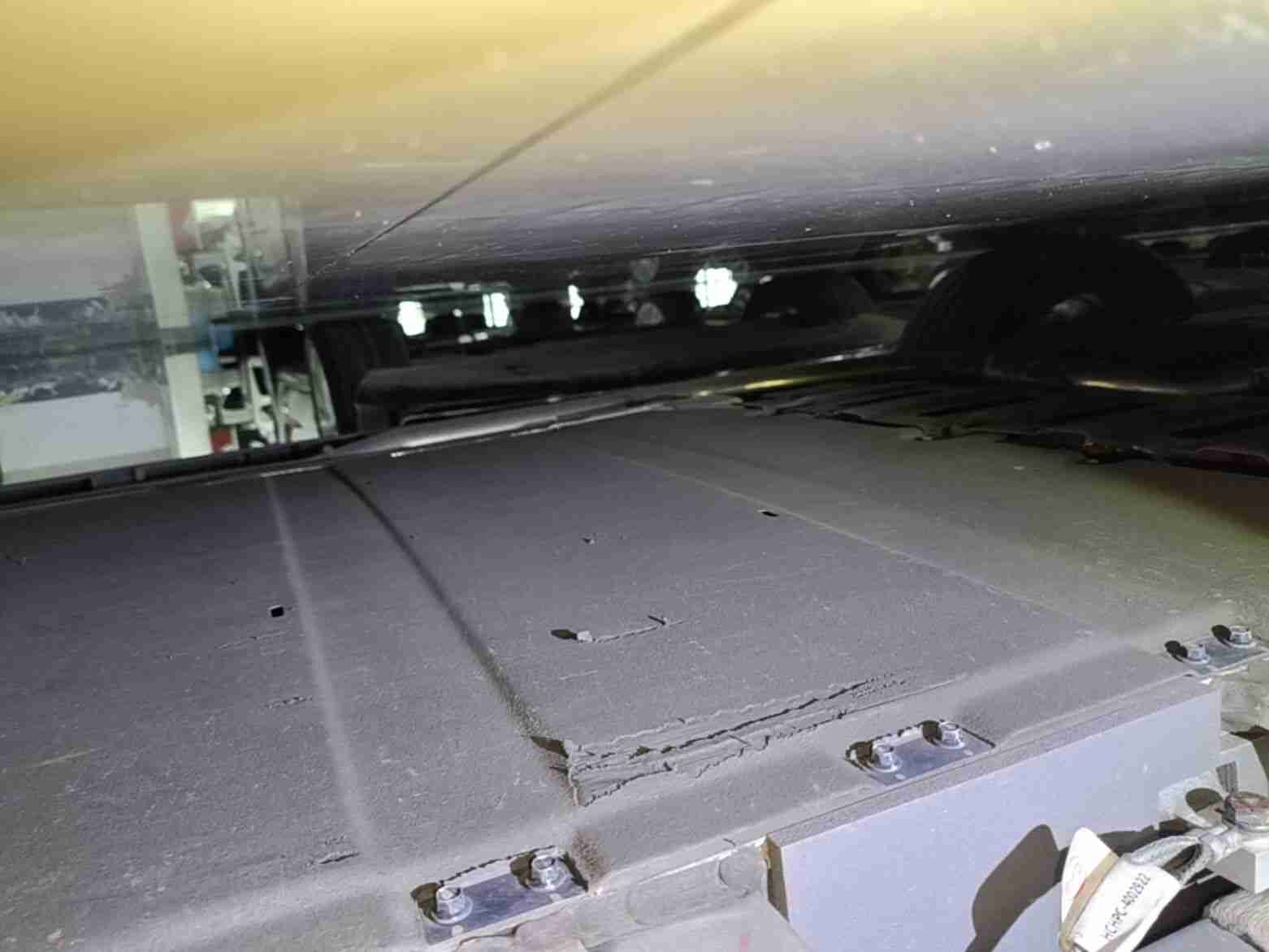 动力电池箱底护板轻微剐蹭实拍