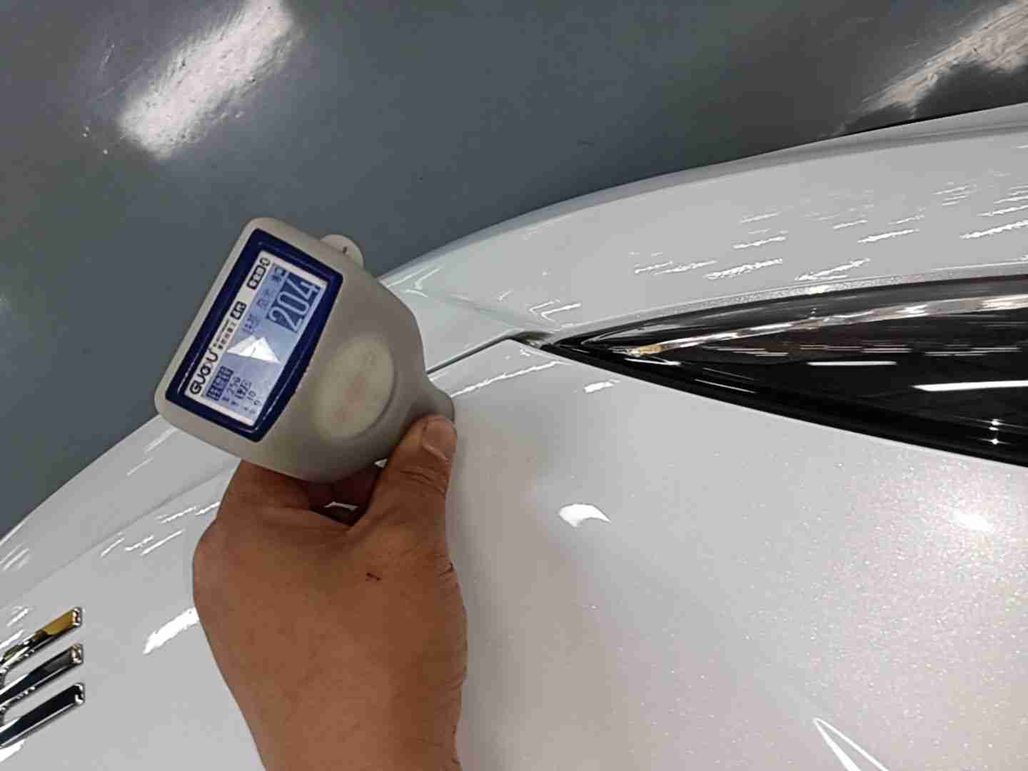 发动机舱盖喷漆修复痕迹实拍