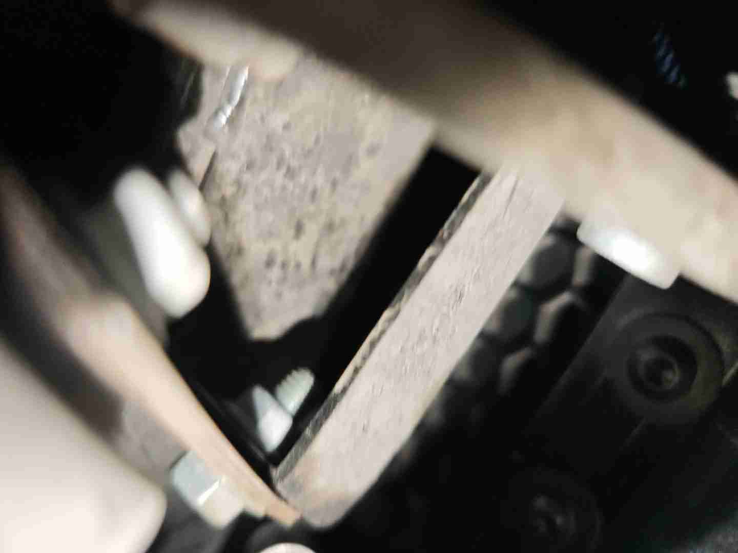 前防撞梁更换痕迹实拍