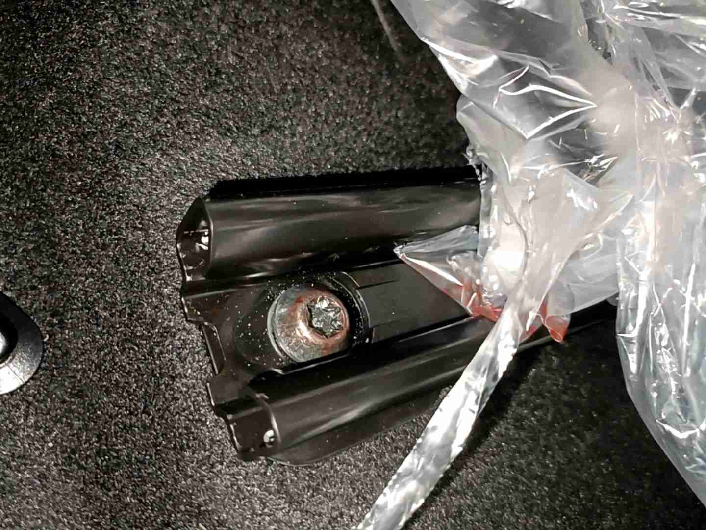 左前座椅滑轨拆卸痕迹实拍