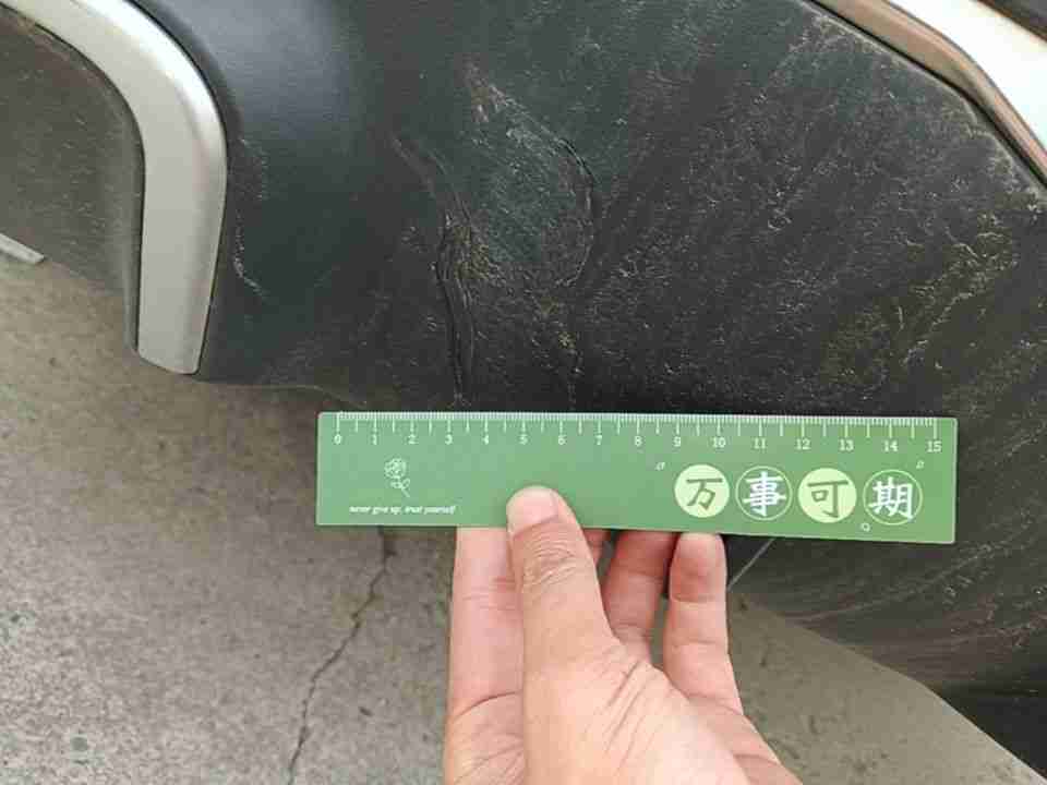 车辆后保险杠及车尾整体外观