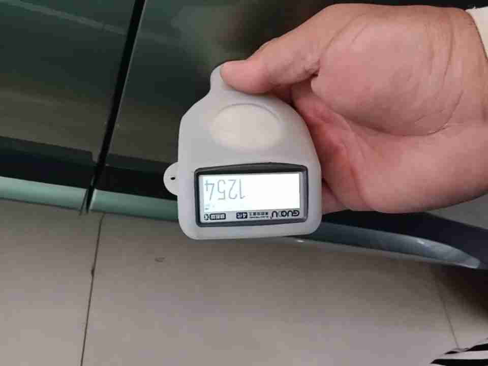 左侧后门钣金喷漆痕迹实拍