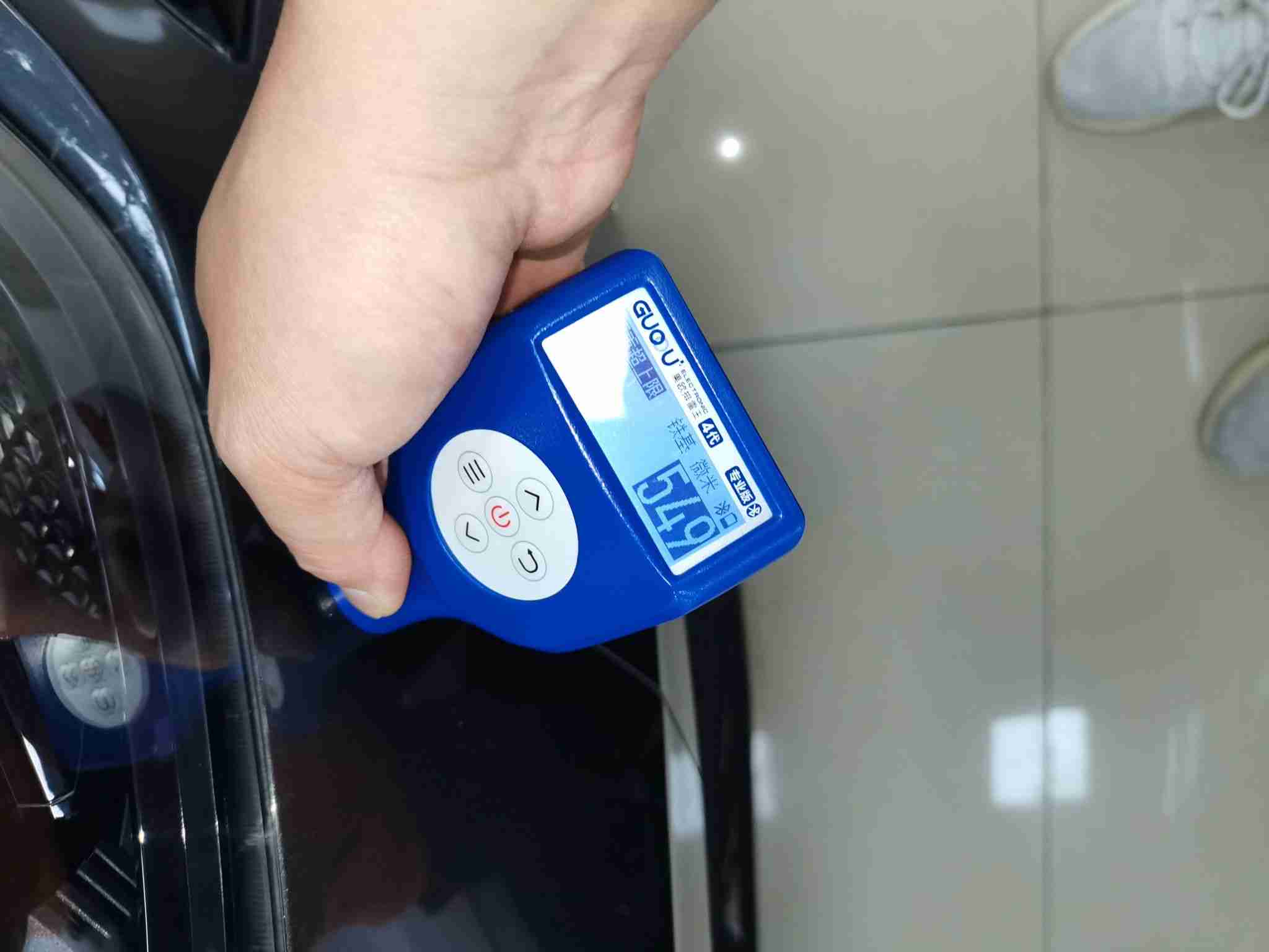 右前翼子板漆面钣金情况实拍