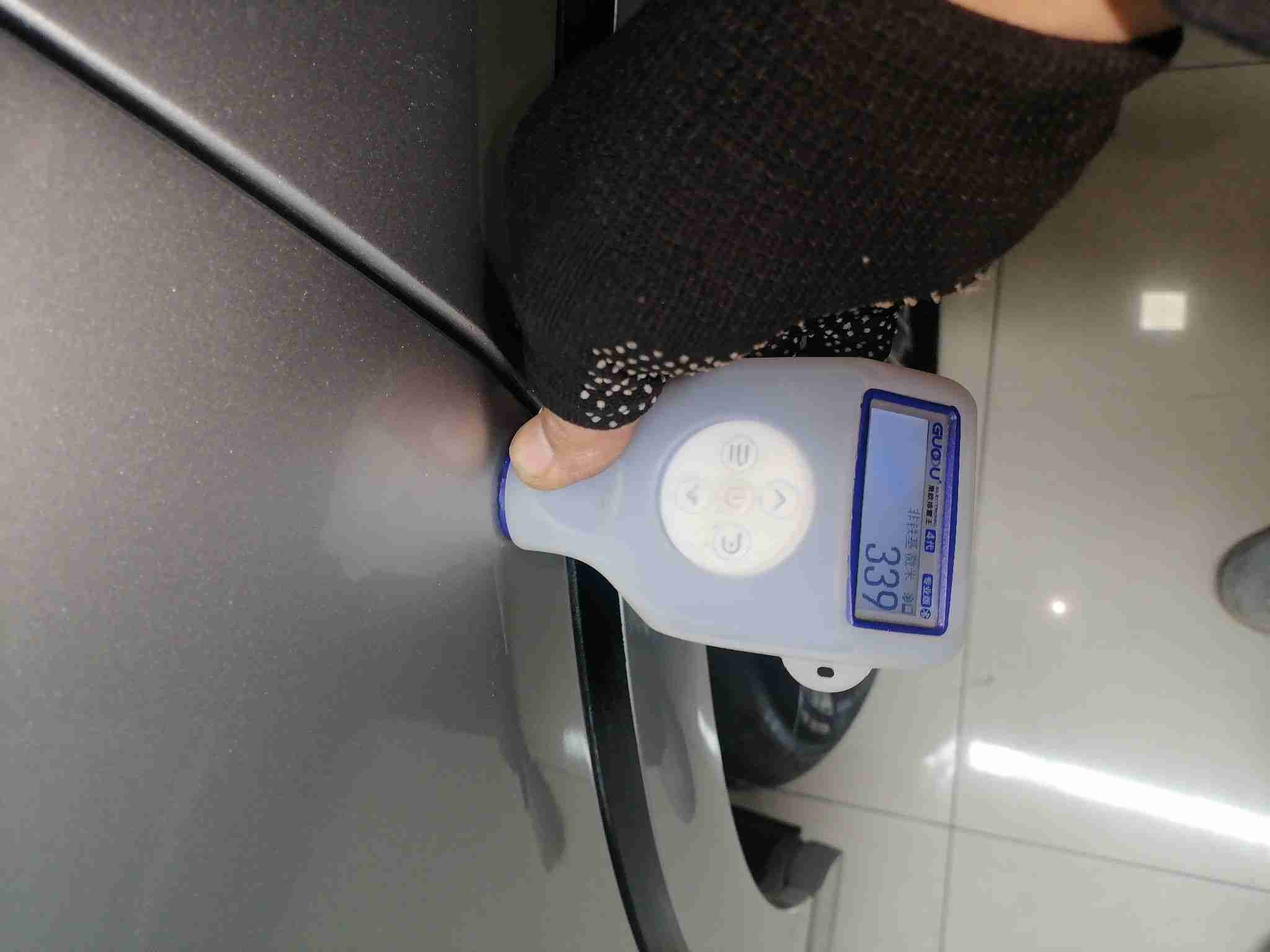 左侧后门钣金修复痕迹实拍