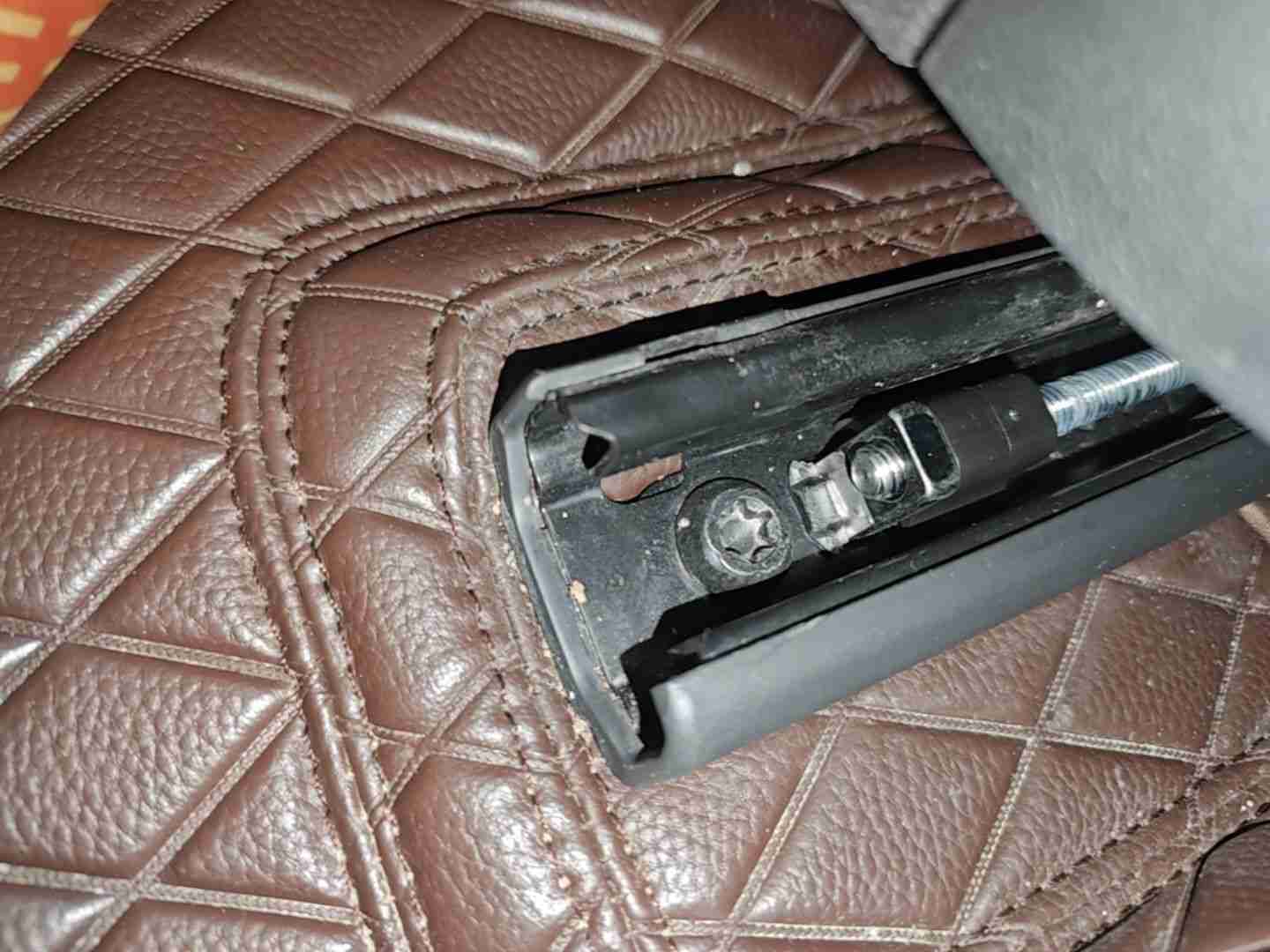 左前座椅滑轨安装螺丝拆卸痕迹实拍