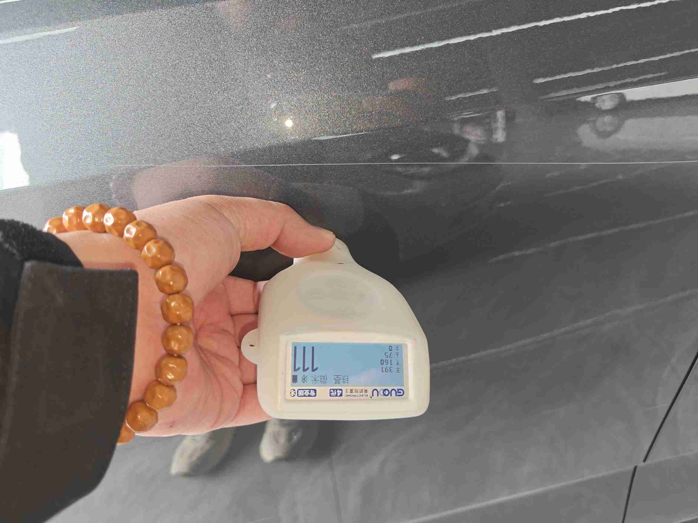 右侧后门漆面修复痕迹实拍