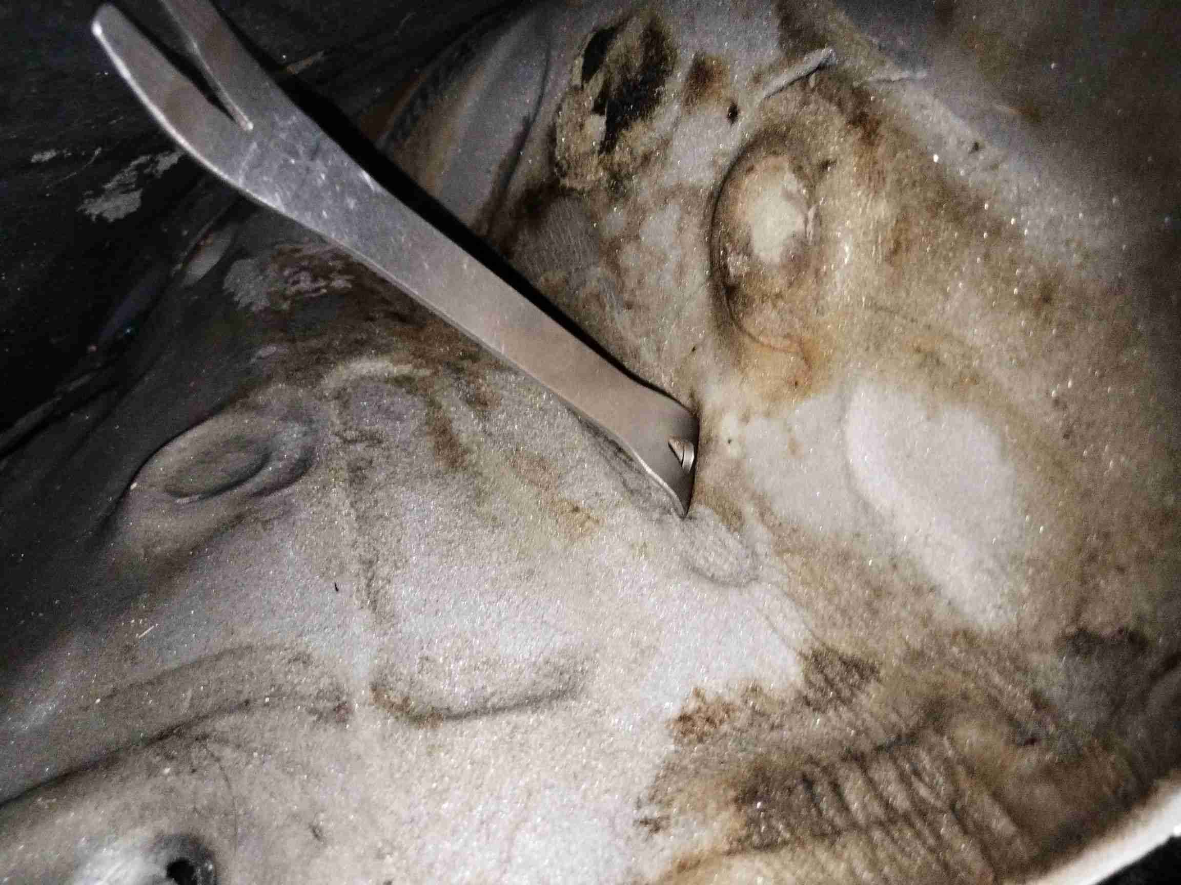右前地毯浸水痕迹实拍