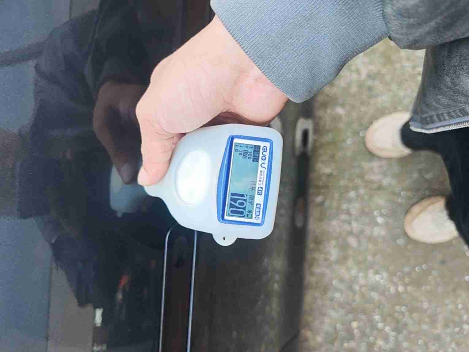右侧前门喷漆区域细节实拍