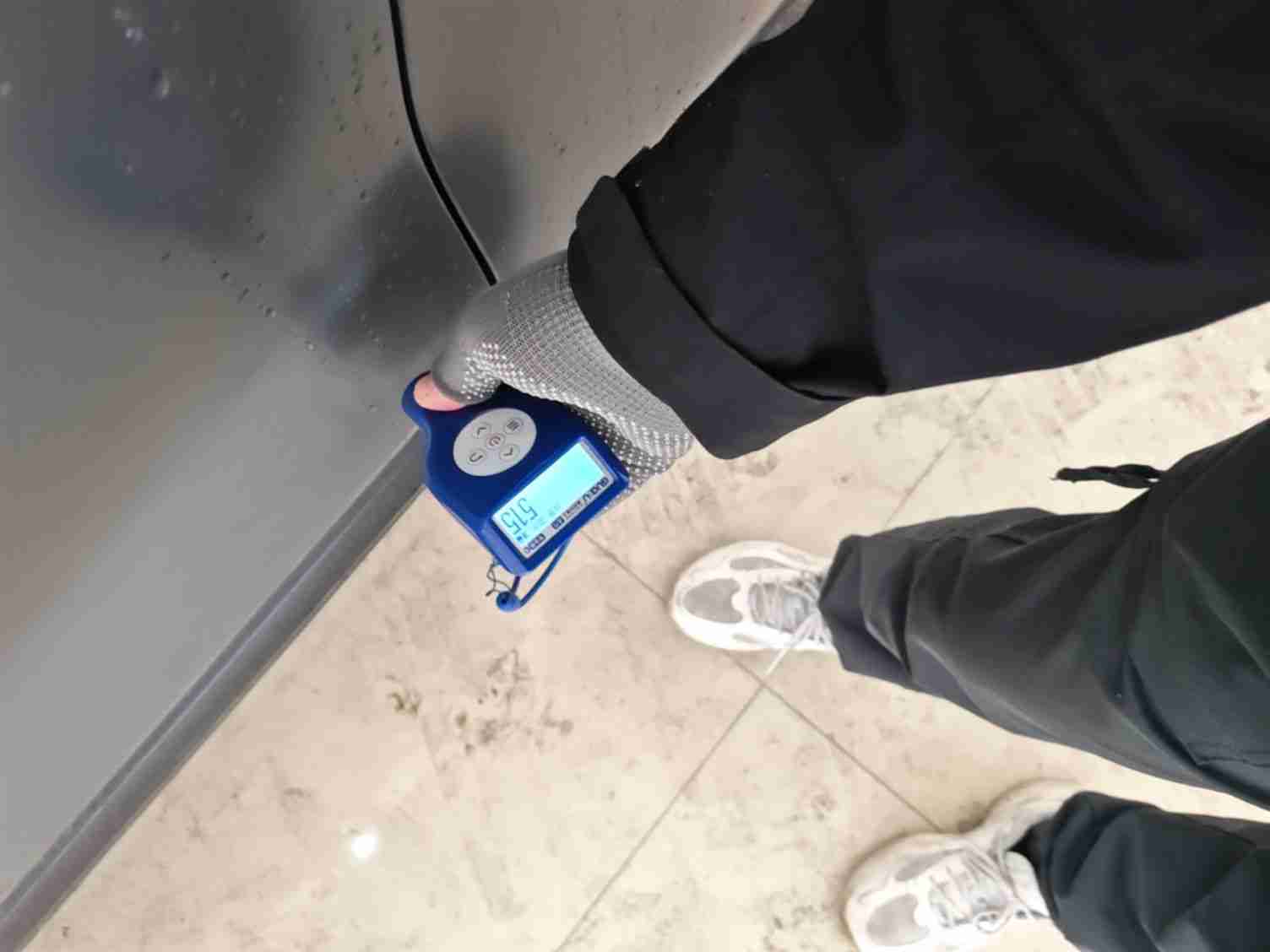 左前门轻微钣金修复痕迹实拍