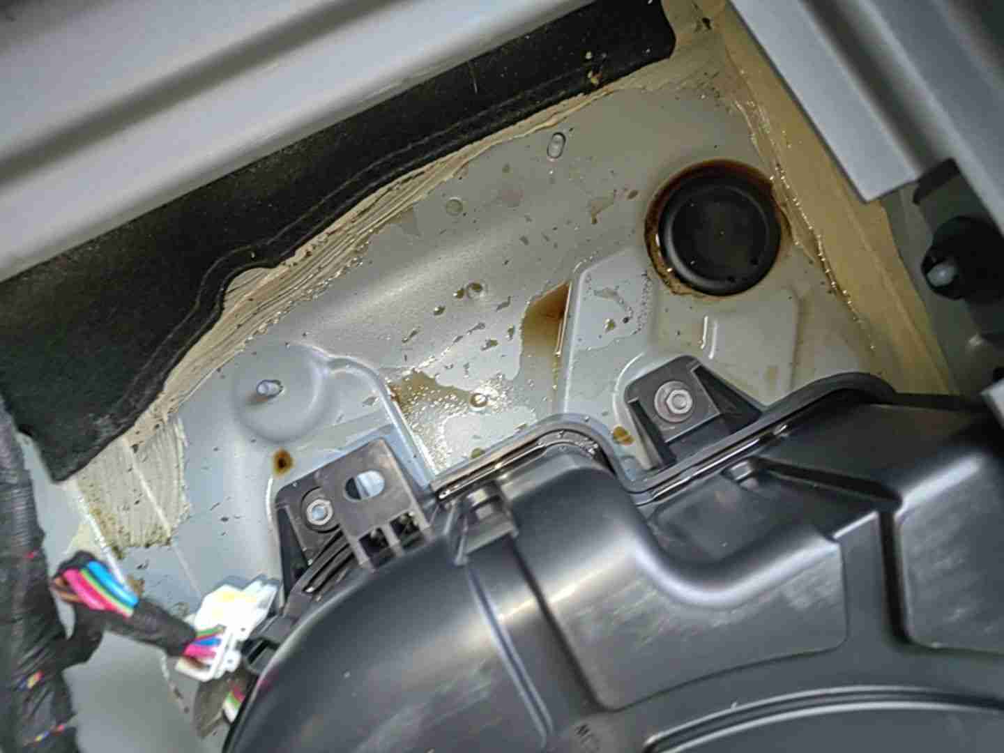 后备箱边角浸水痕迹实拍