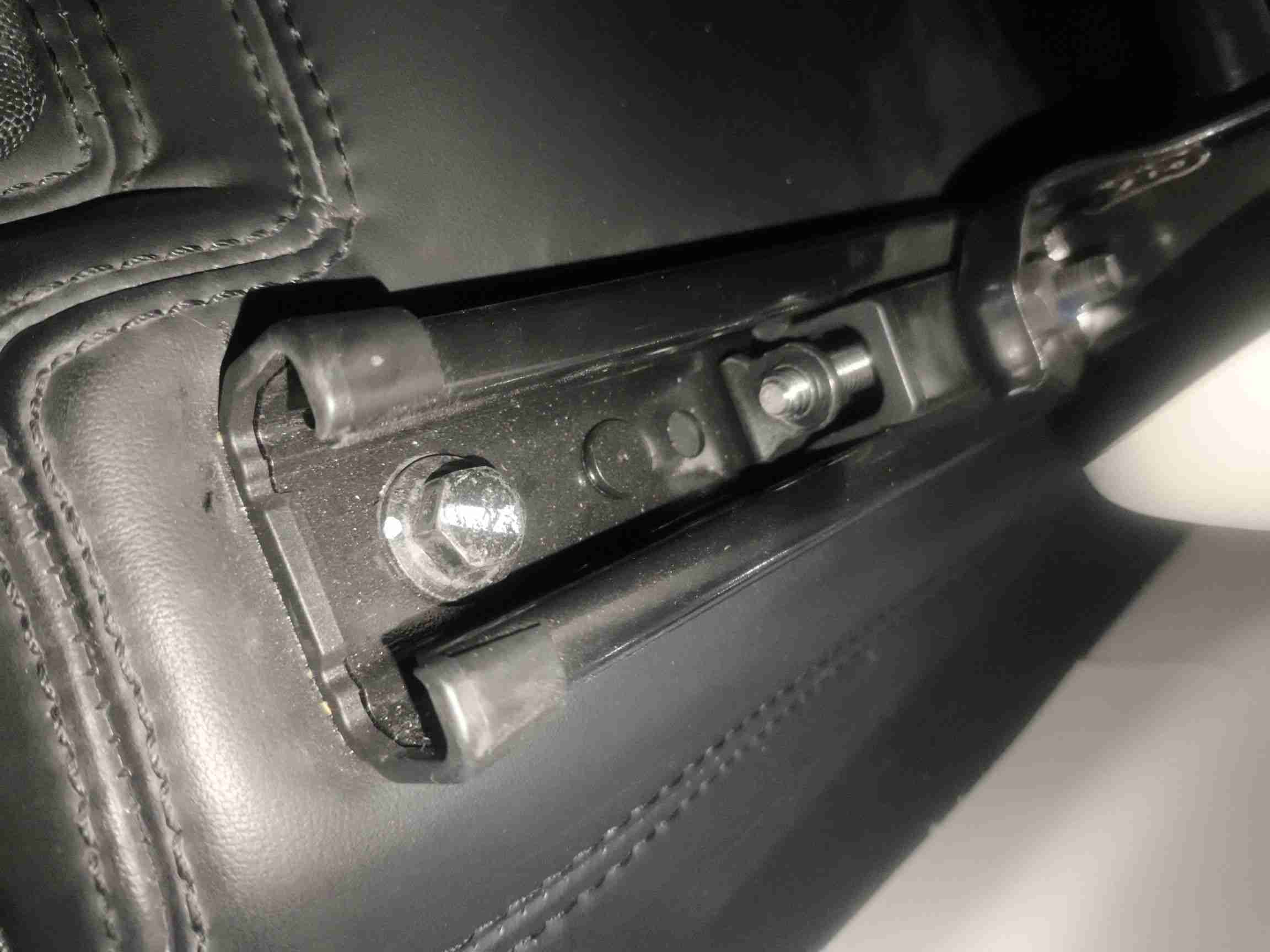 左前座椅滑轨拆卸痕迹实拍