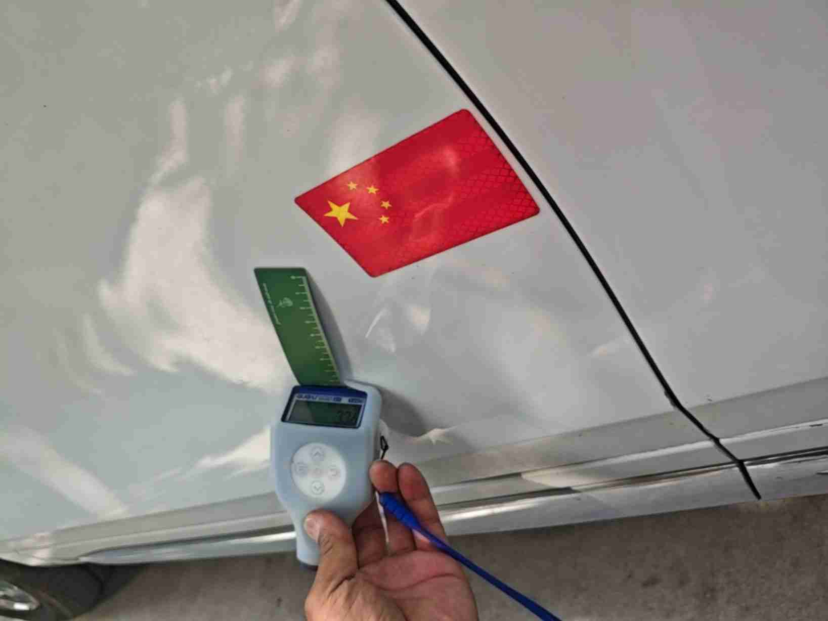 左侧前门轻微变形实拍