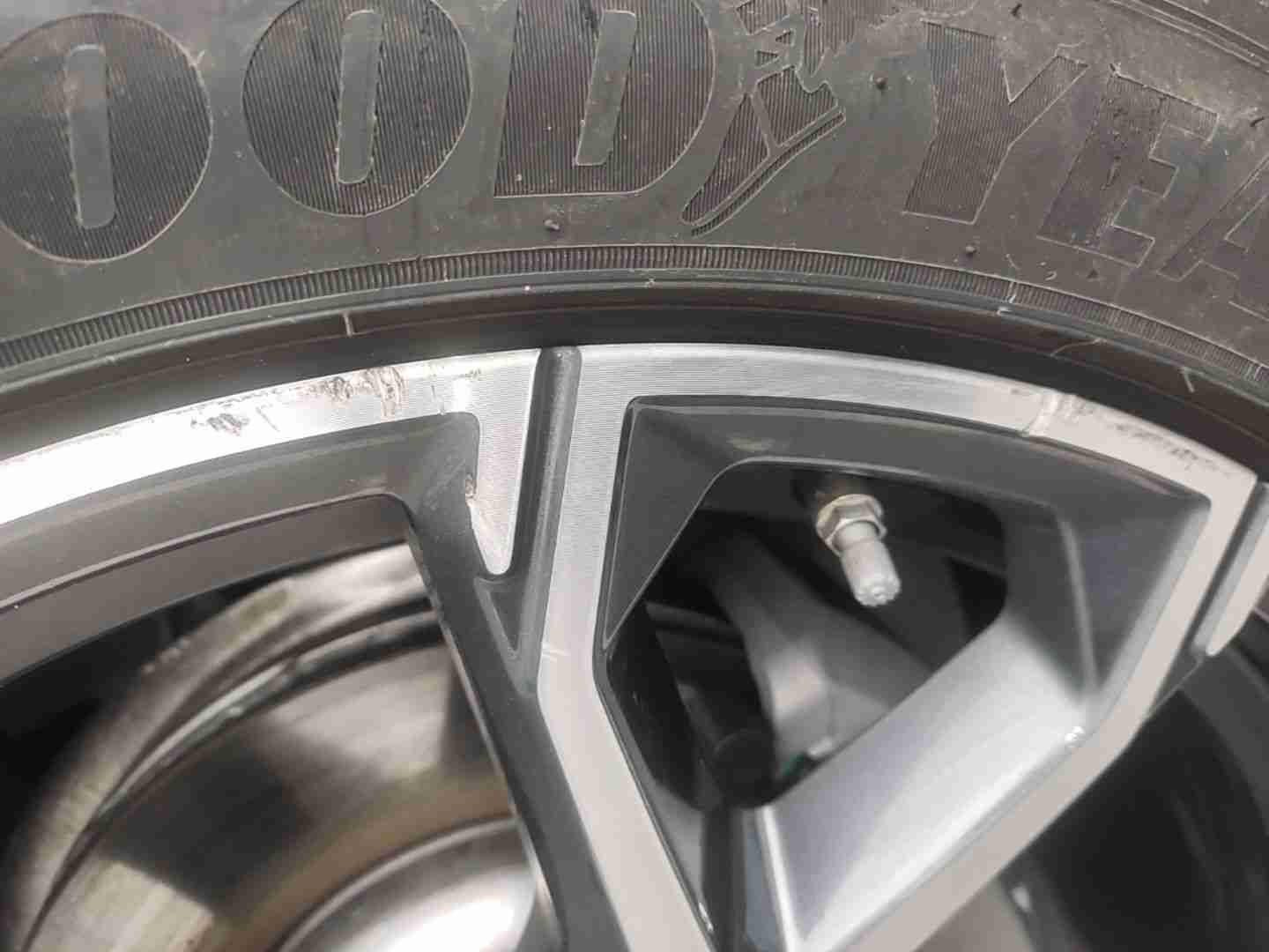 左前轮毂表面擦伤实拍