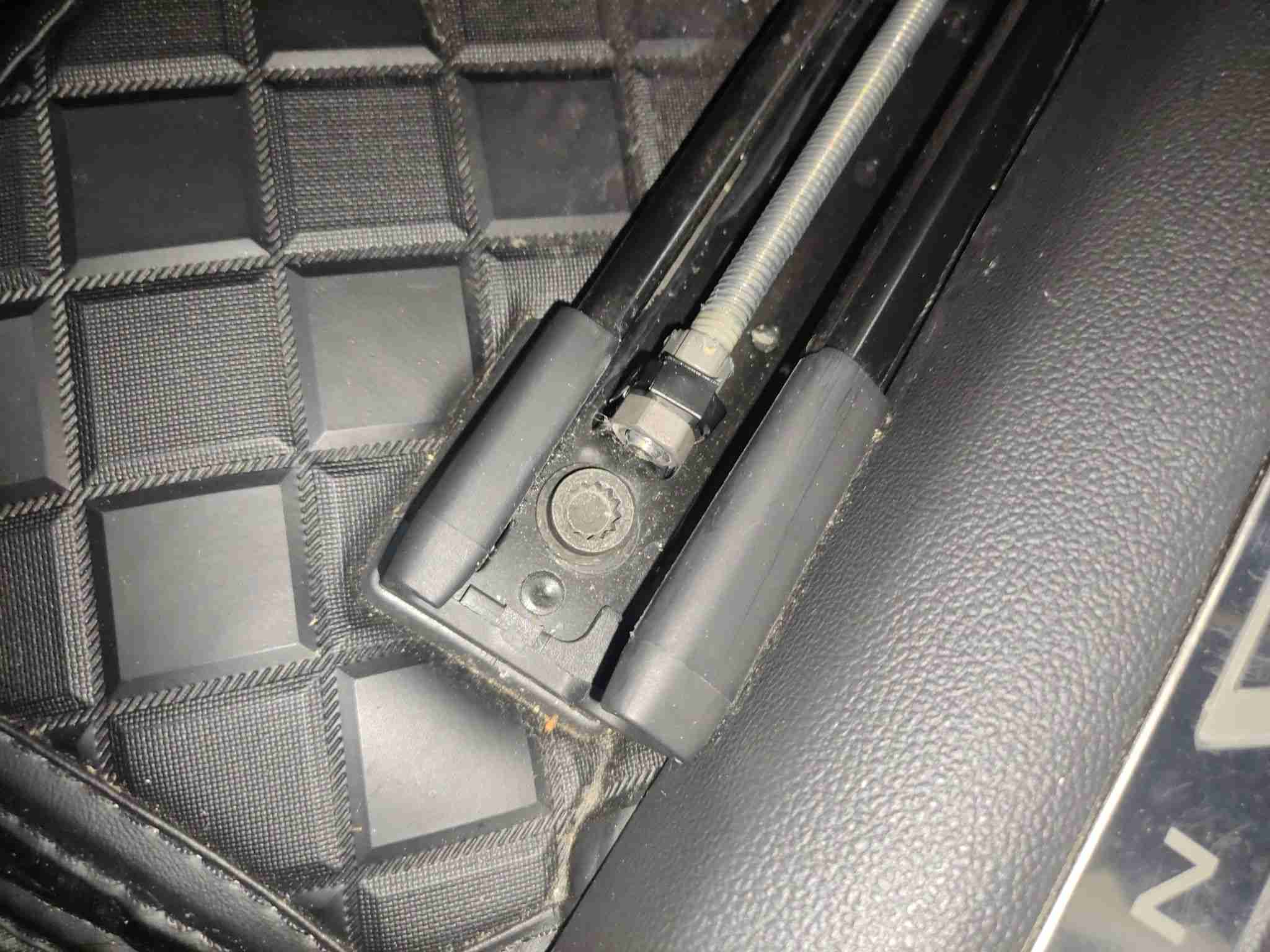 左前座椅滑轨拆卸痕迹实拍