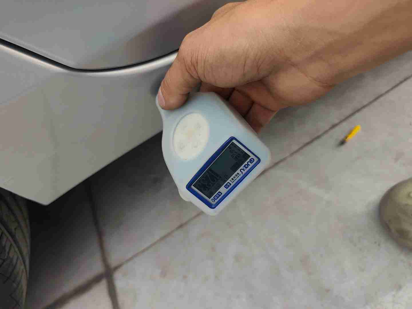 右侧底边梁钣金痕迹实拍