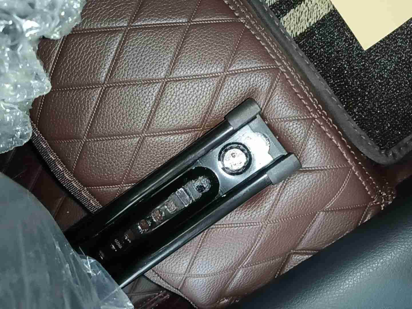右前座椅滑轨拆卸痕迹实拍