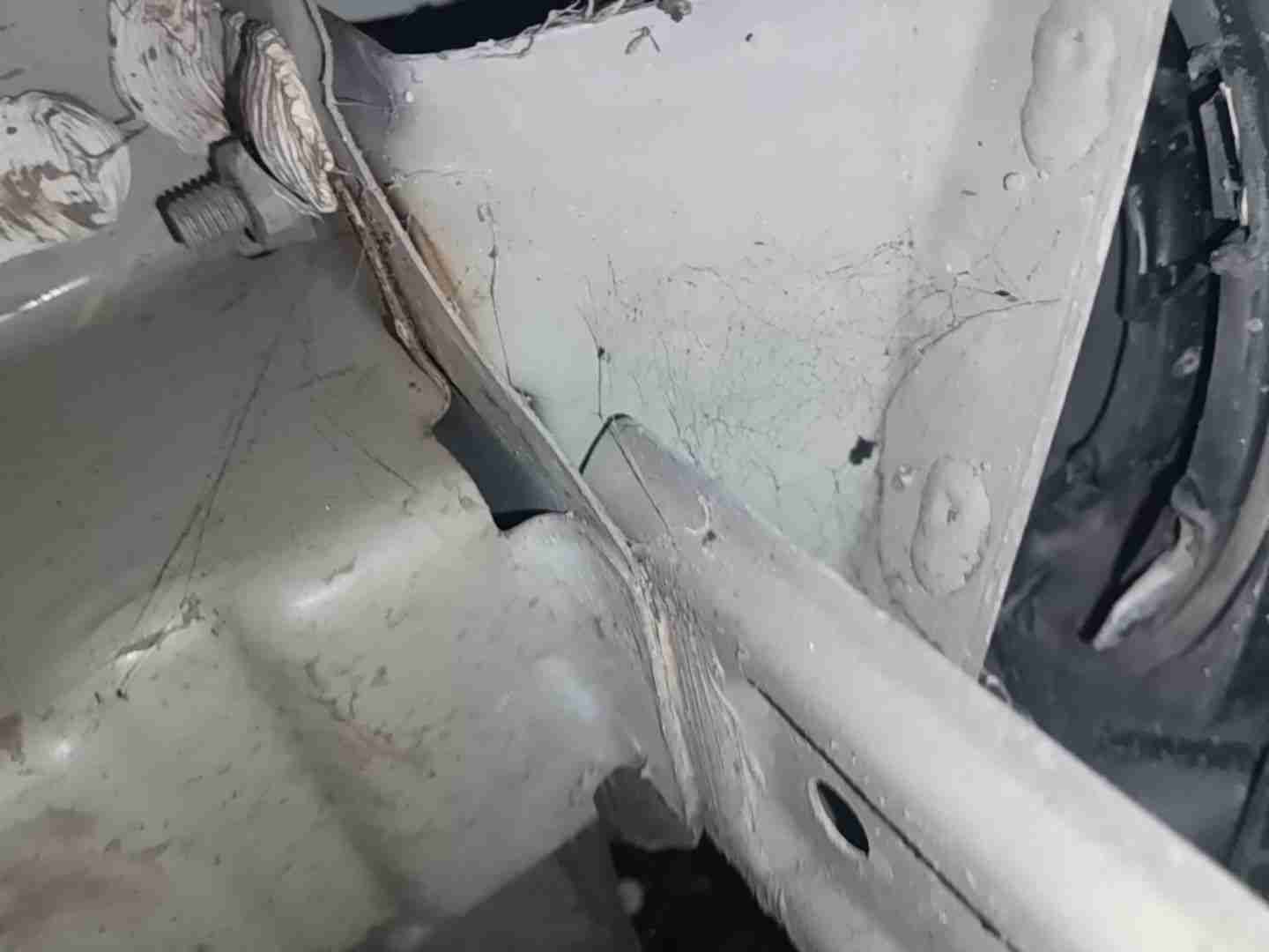 右后纵梁梁头连接板轻微变形实拍