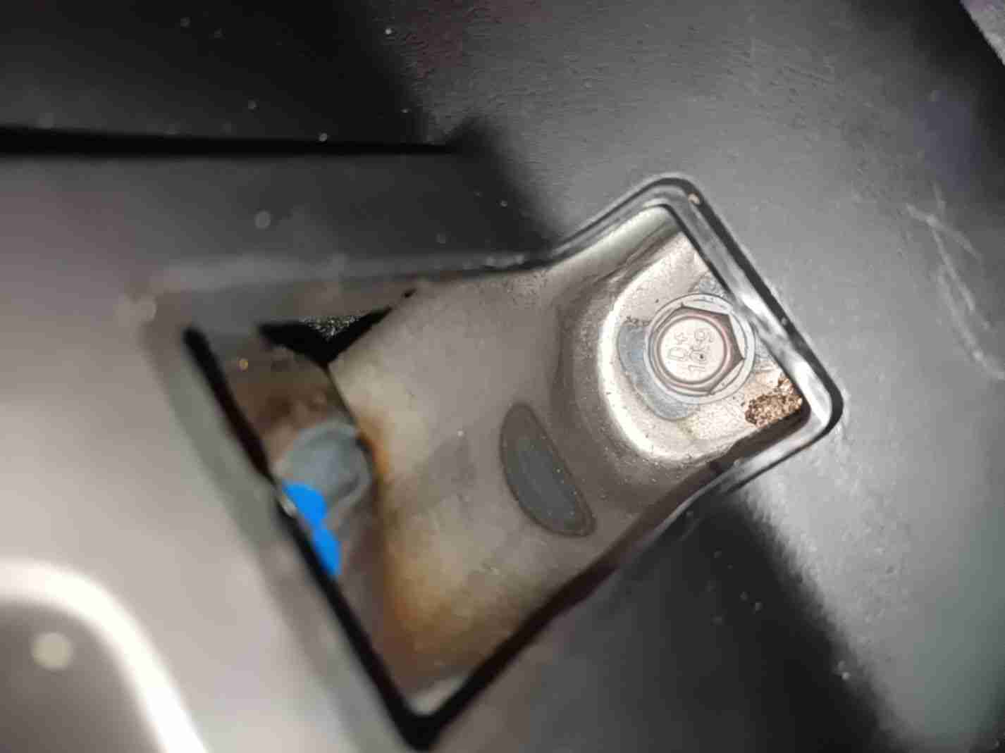 右前座椅滑轨拆卸痕迹实拍