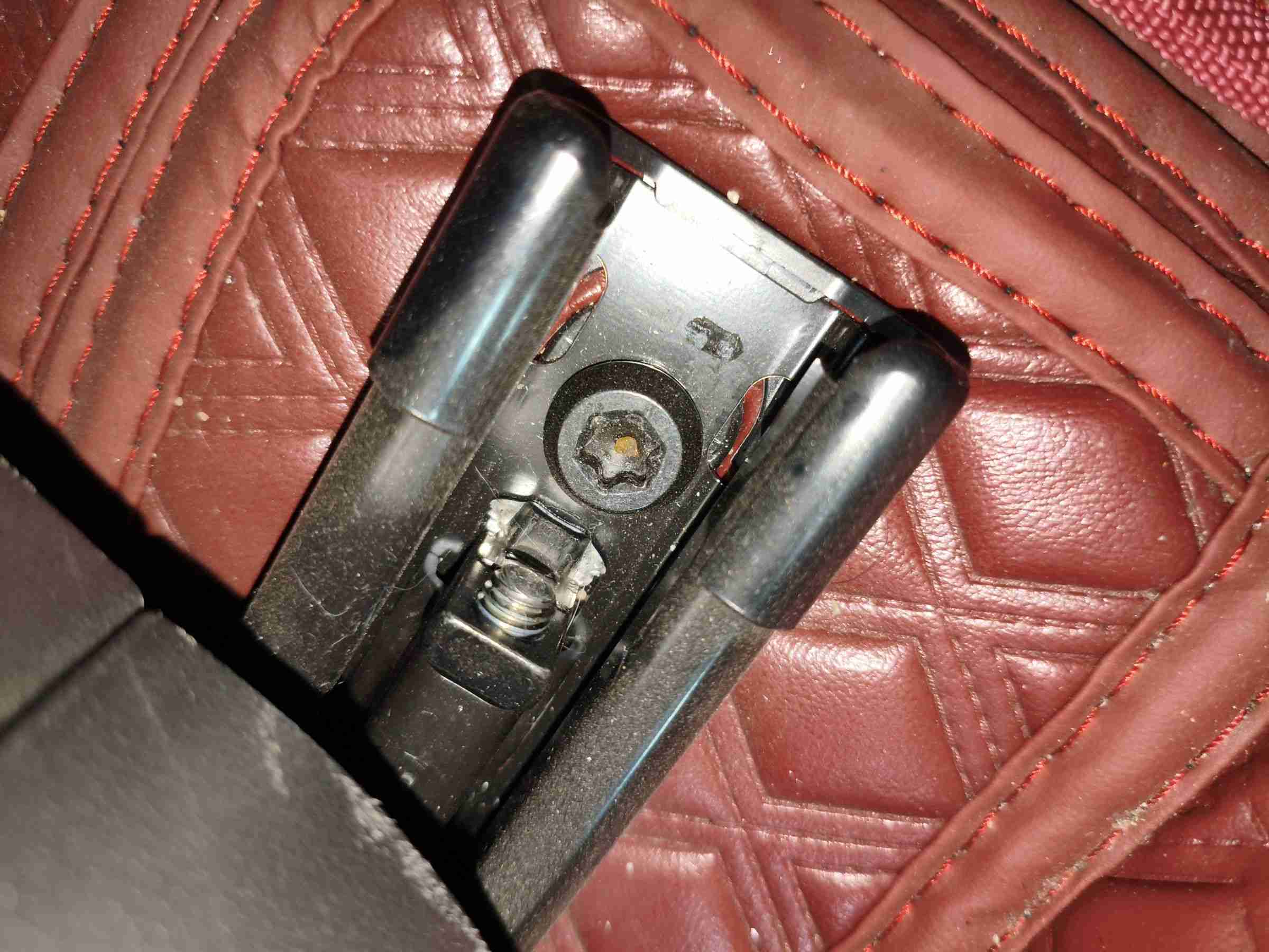 右前座椅滑轨拆卸痕迹实拍