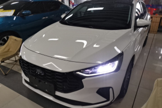 福特 福克斯 2022款 三厢 EcoBoost 180 自动竞速版