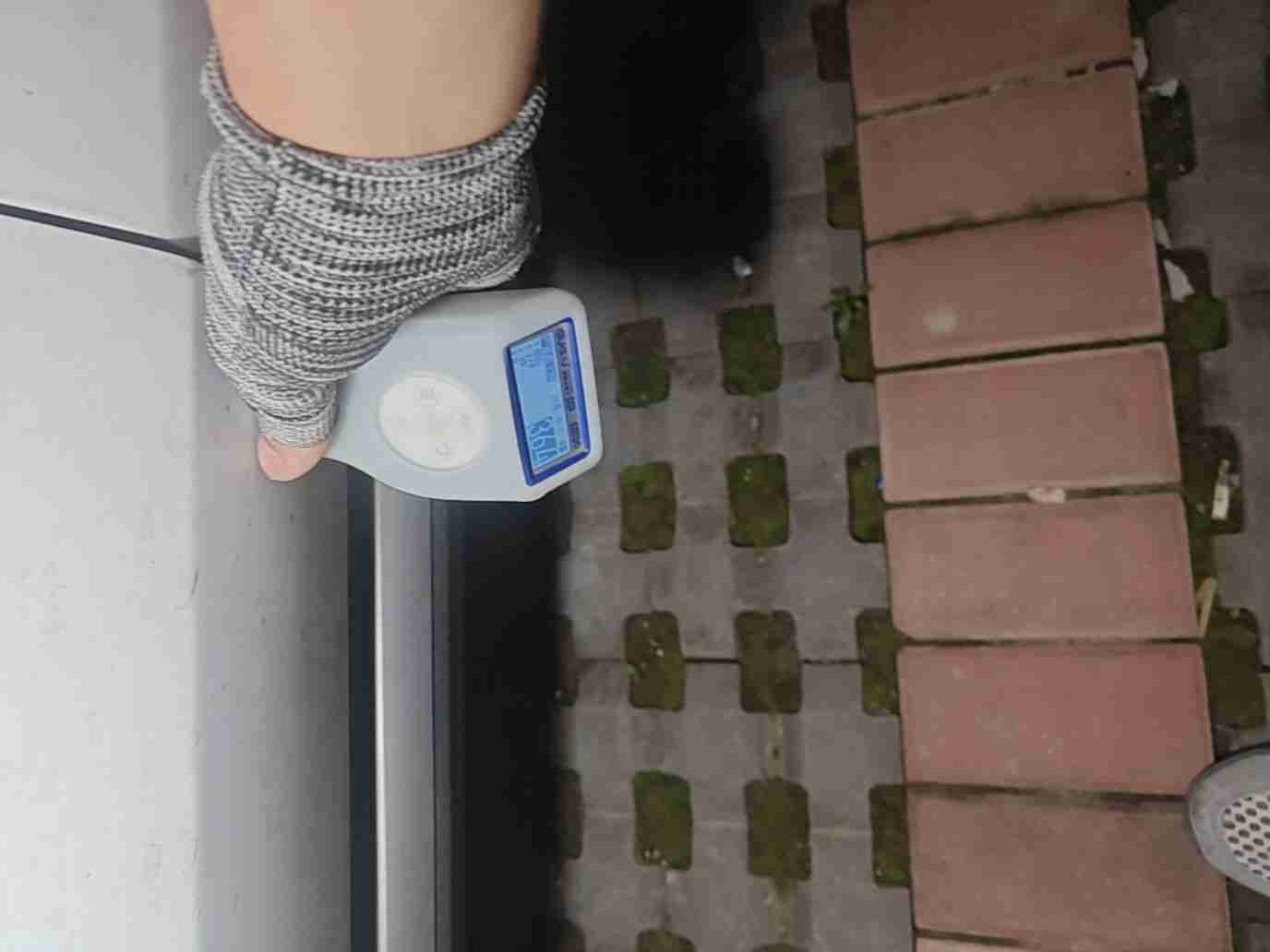 左侧前门钣金修复痕迹特写