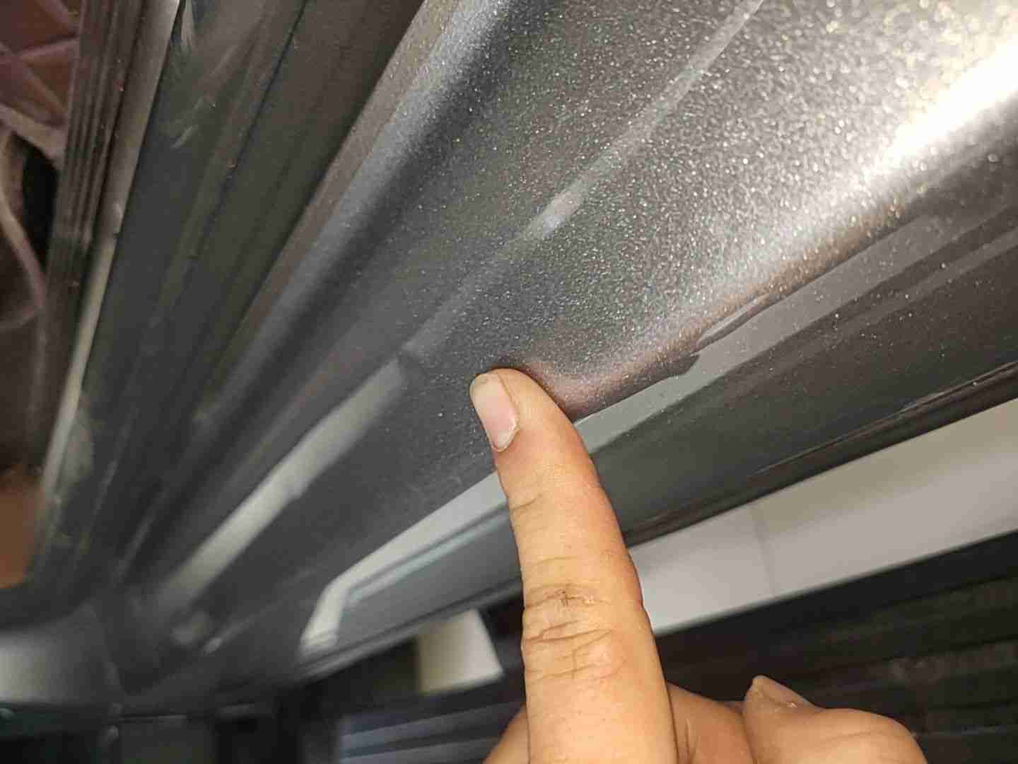 左侧门槛梁轻微变形实拍
