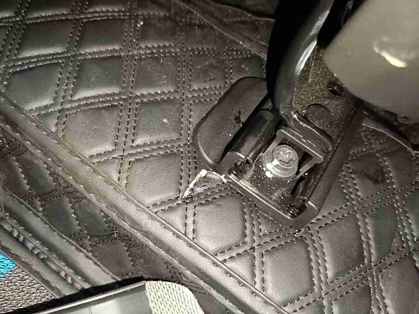 左前座椅滑轨拆卸痕迹实拍