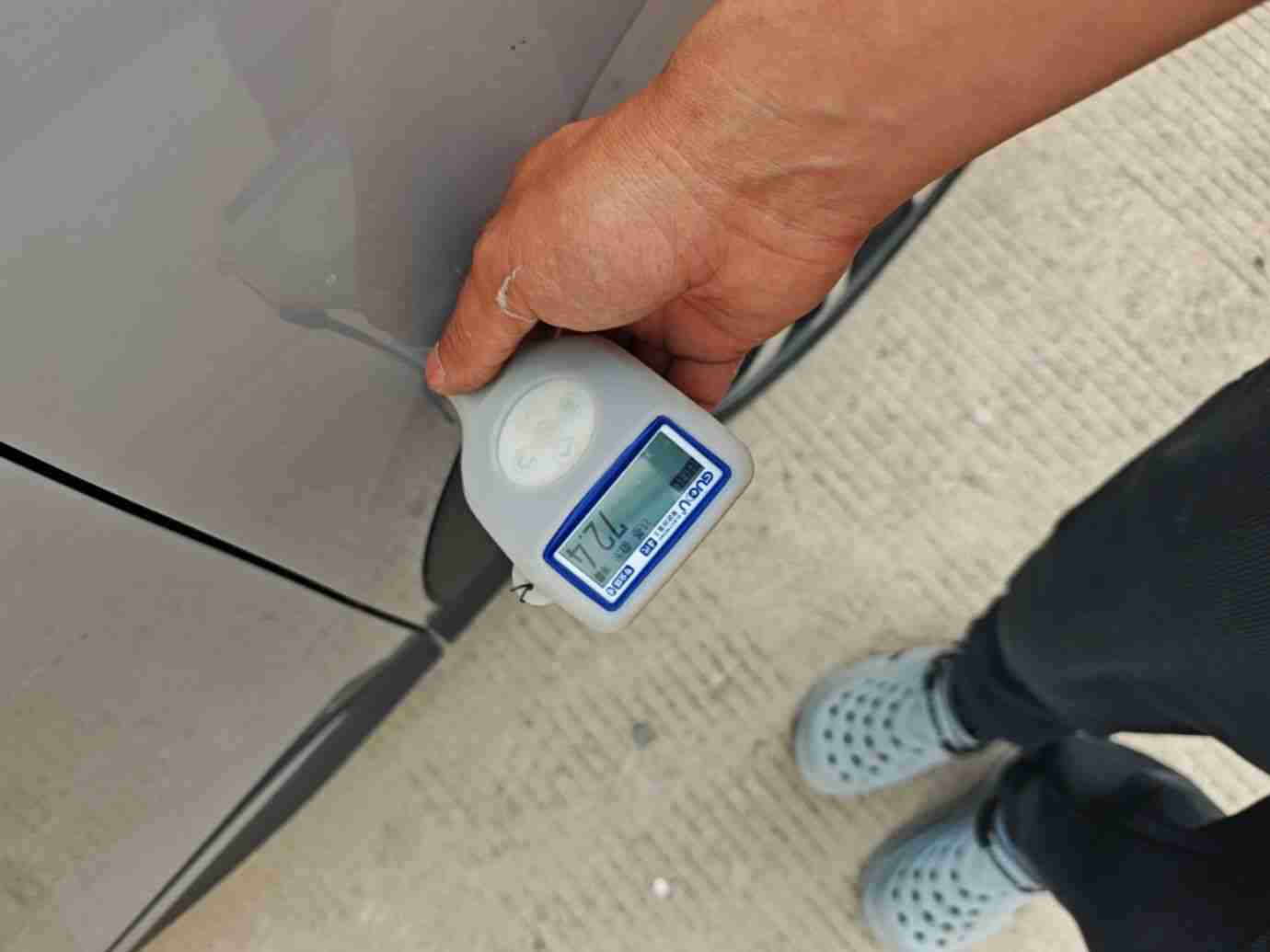 右前翼子板喷漆修复痕迹实拍