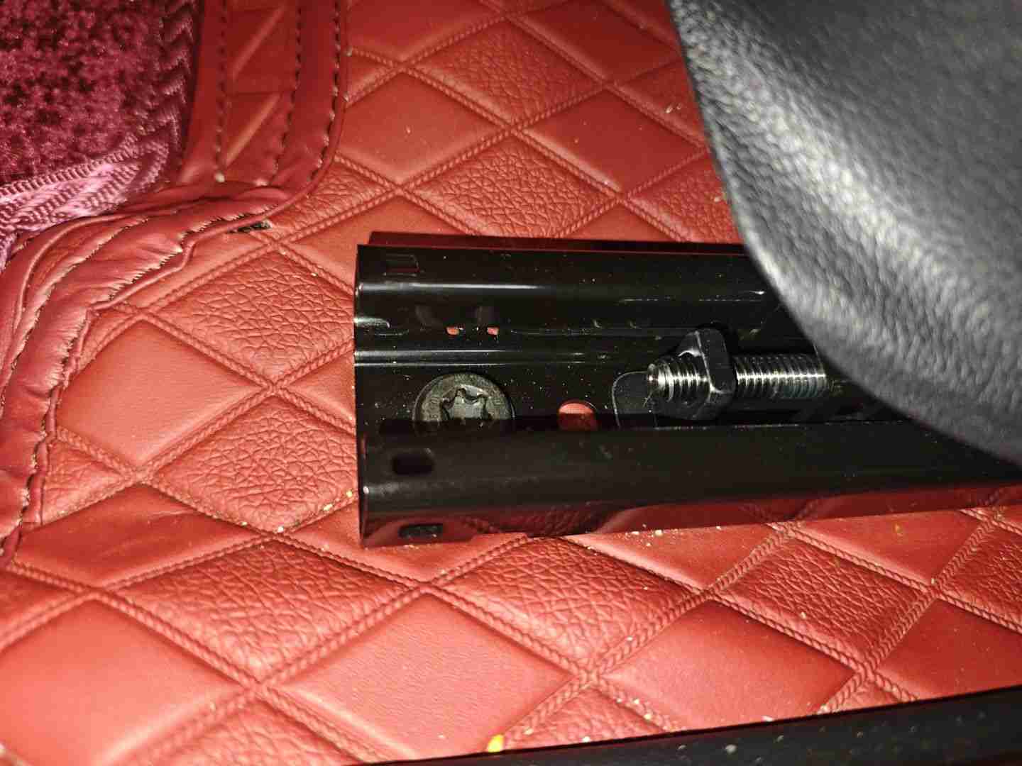 左前座椅滑轨螺丝拆卸痕迹实拍