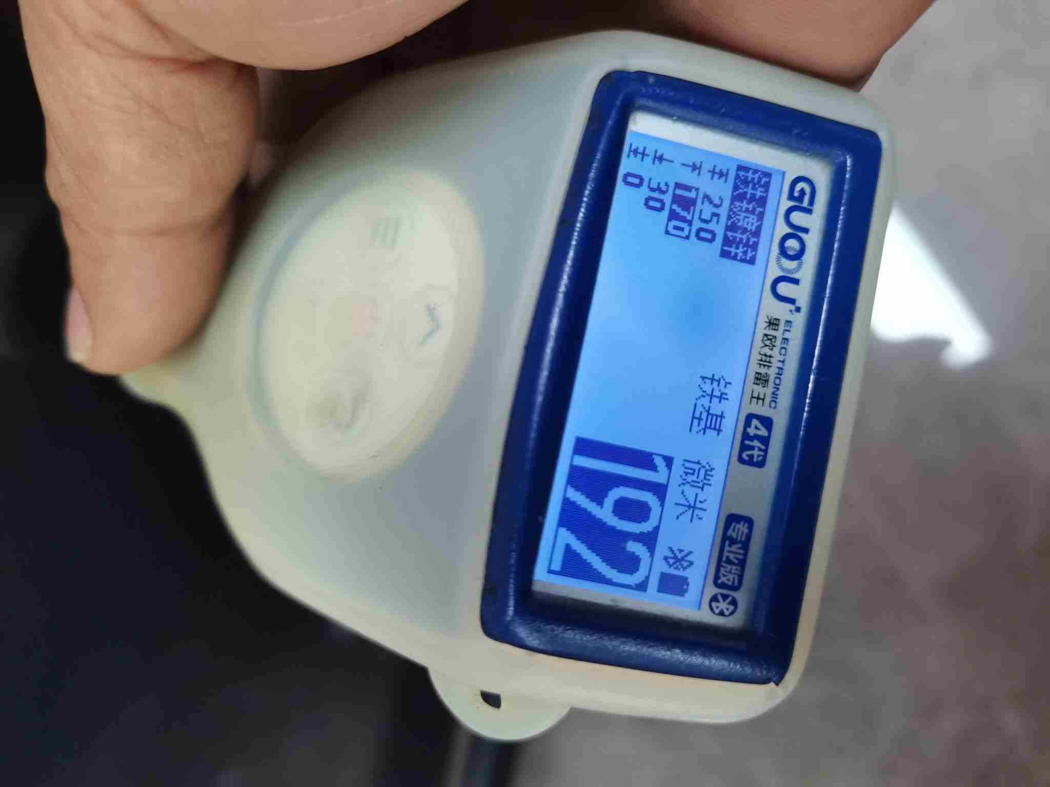 左侧后门喷漆痕迹实拍