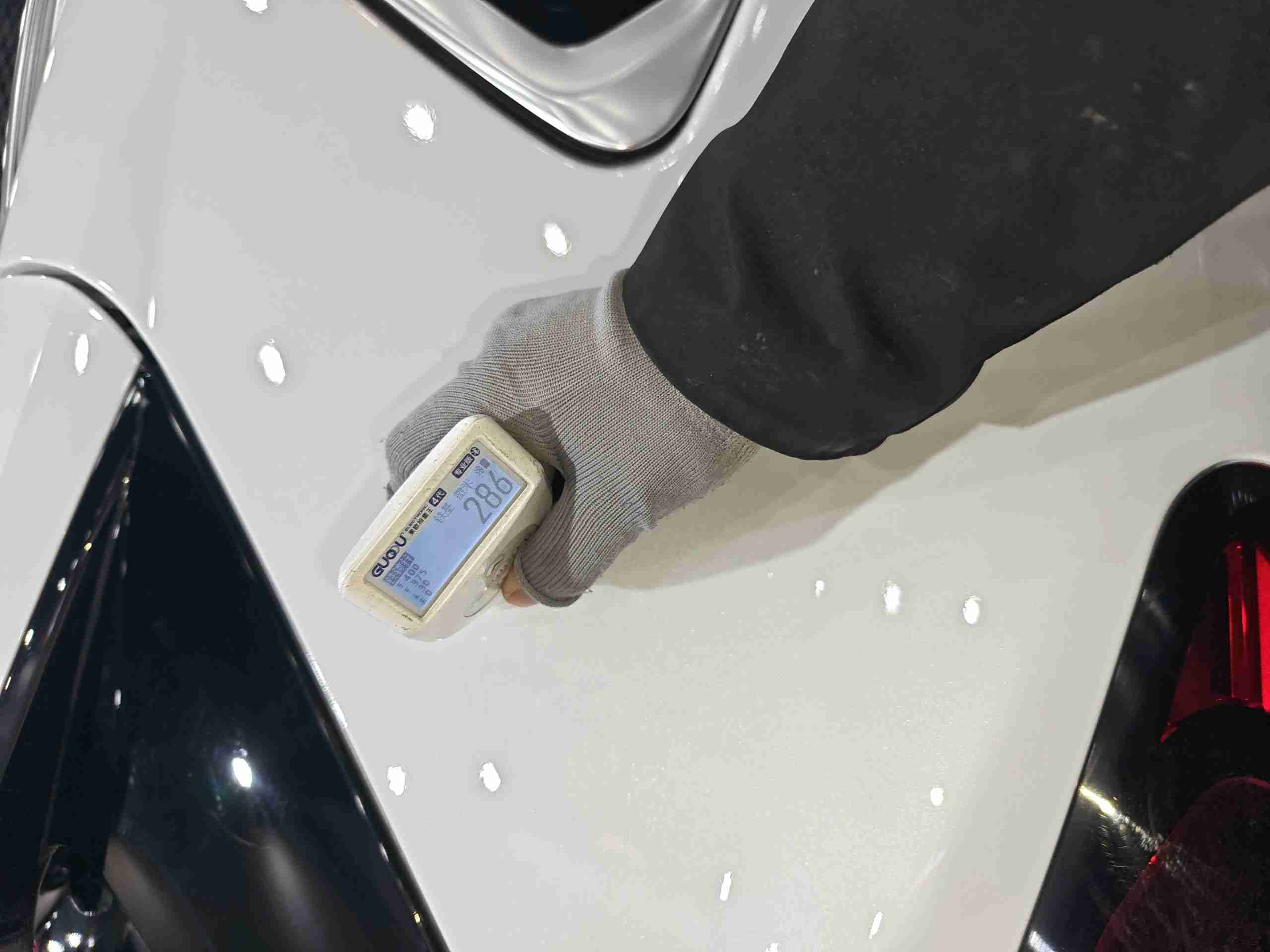右C柱外侧漆面修复痕迹实拍