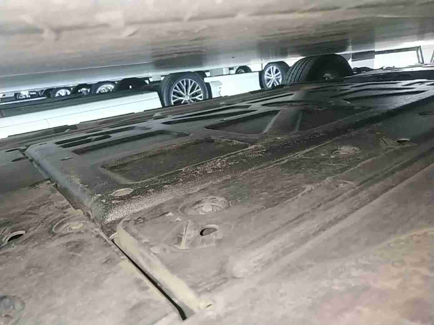 动力电池箱底护板拆卸痕迹实拍