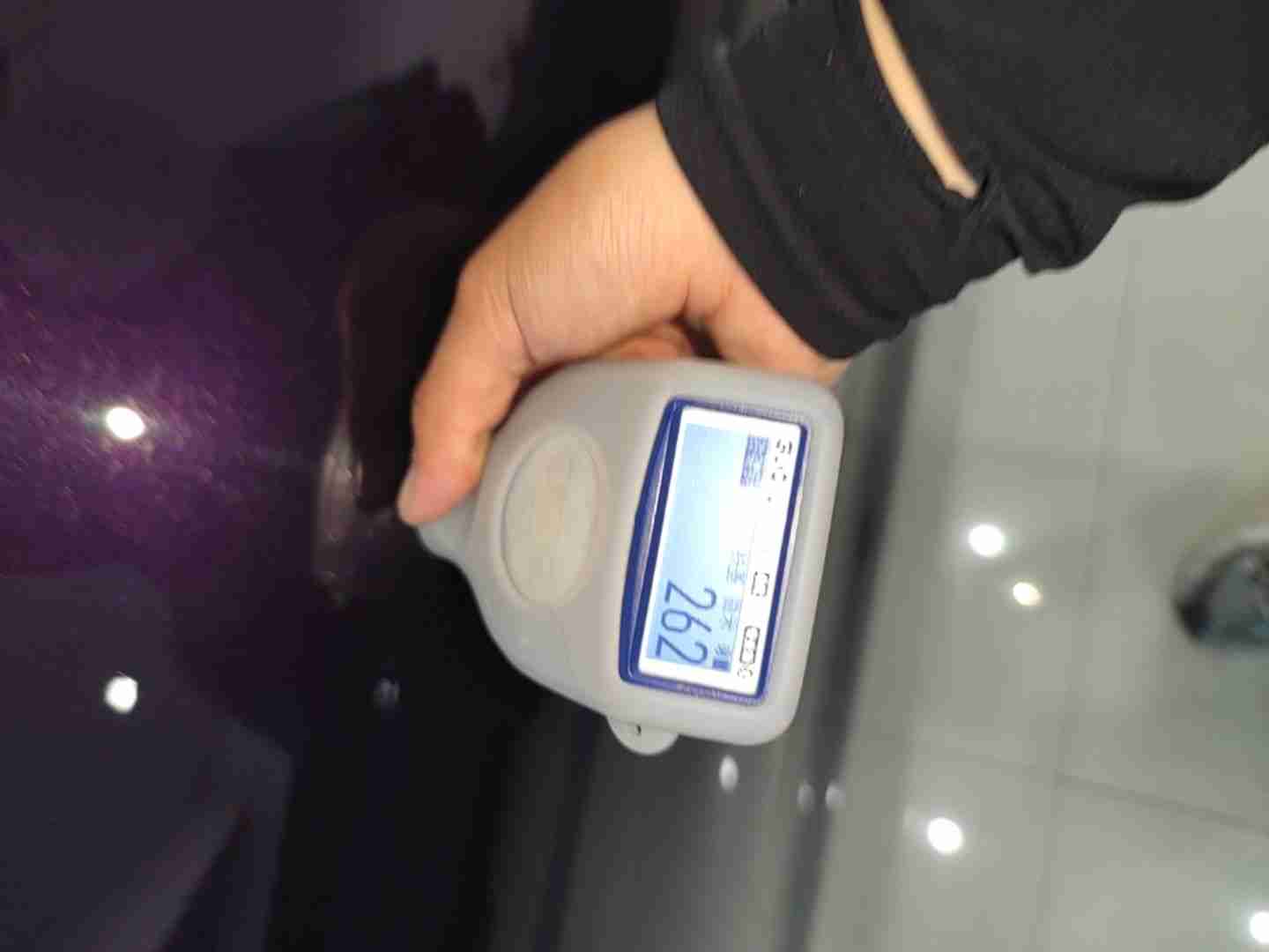 右侧后门漆面修补痕迹实拍