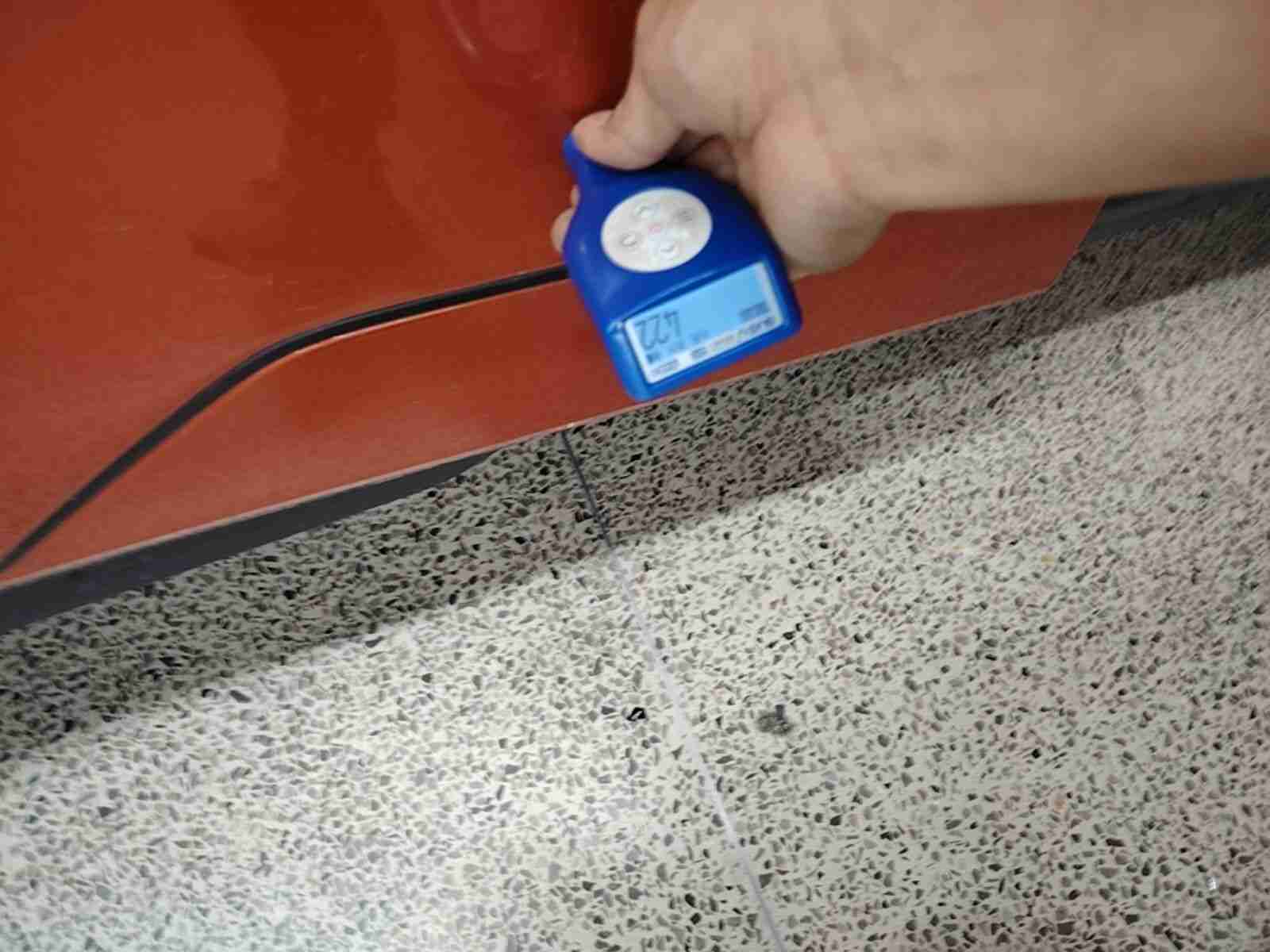 右侧后门钣金修复痕迹实拍
