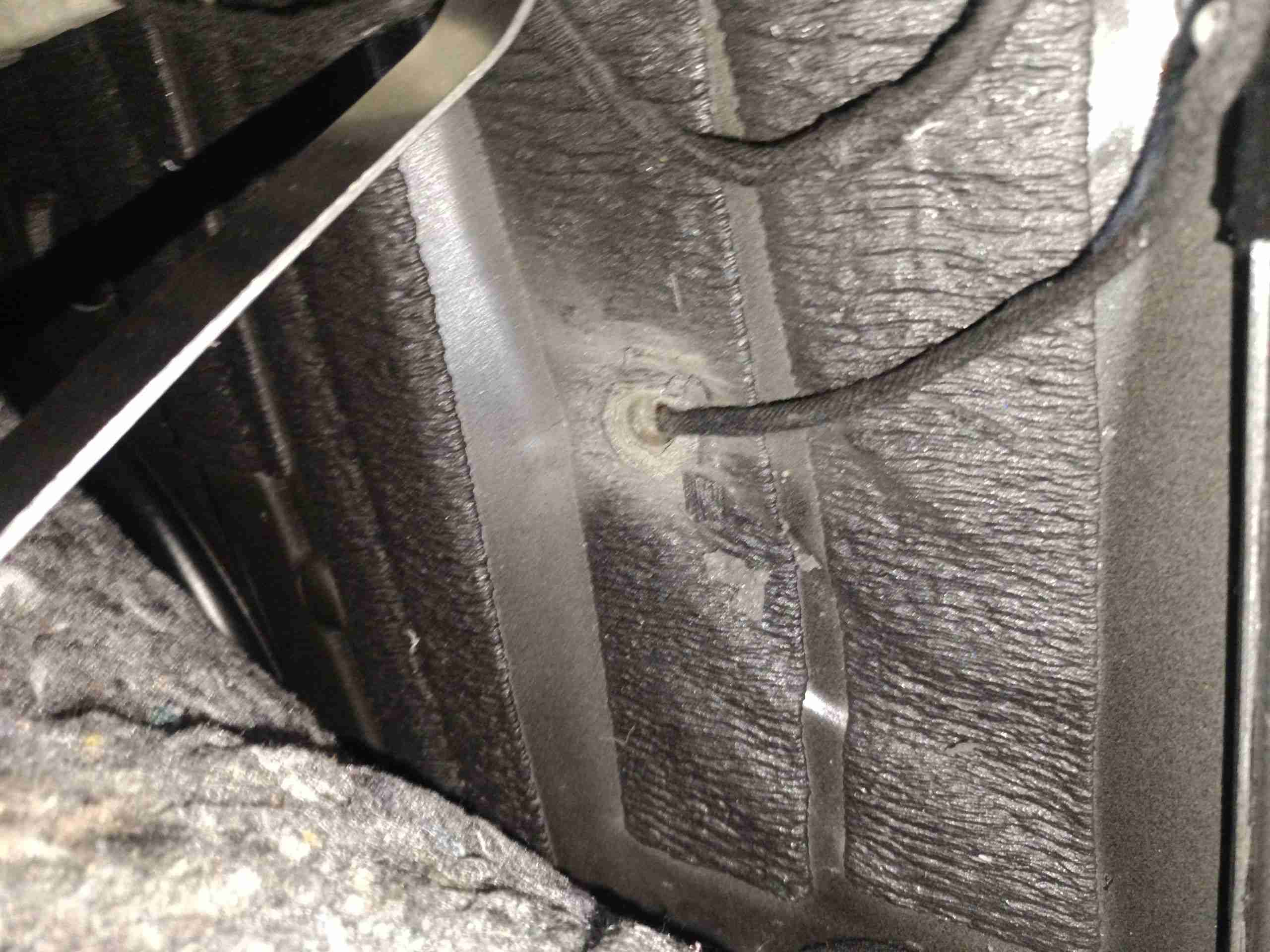 右前底板隔音胶泥沙痕迹实拍
