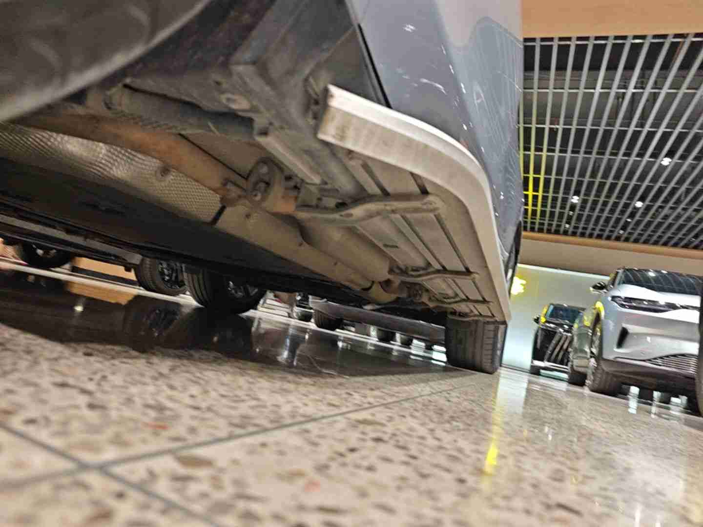 左侧底边梁饰板拆卸痕迹实拍