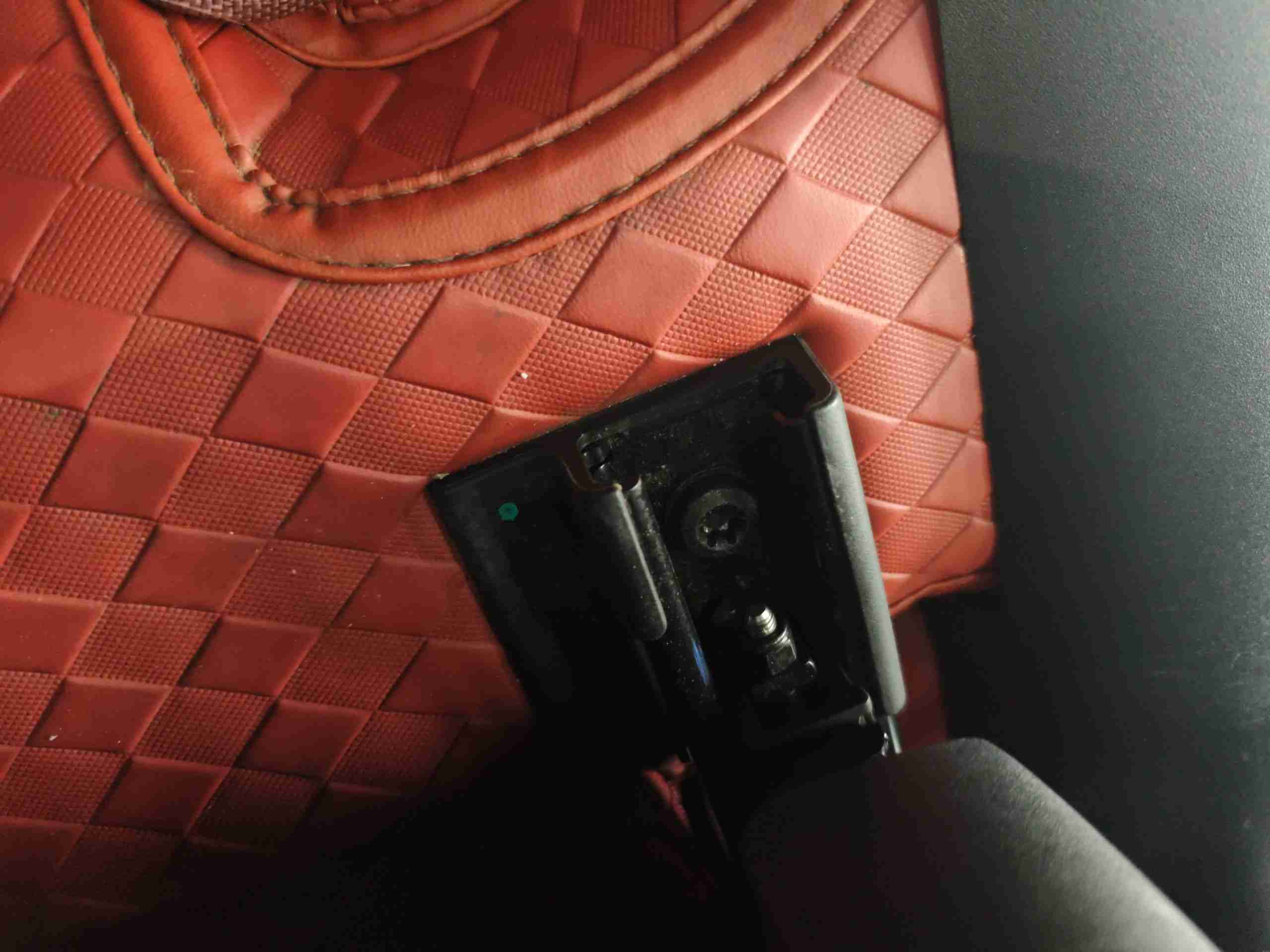右前座椅滑轨拆卸痕迹实拍