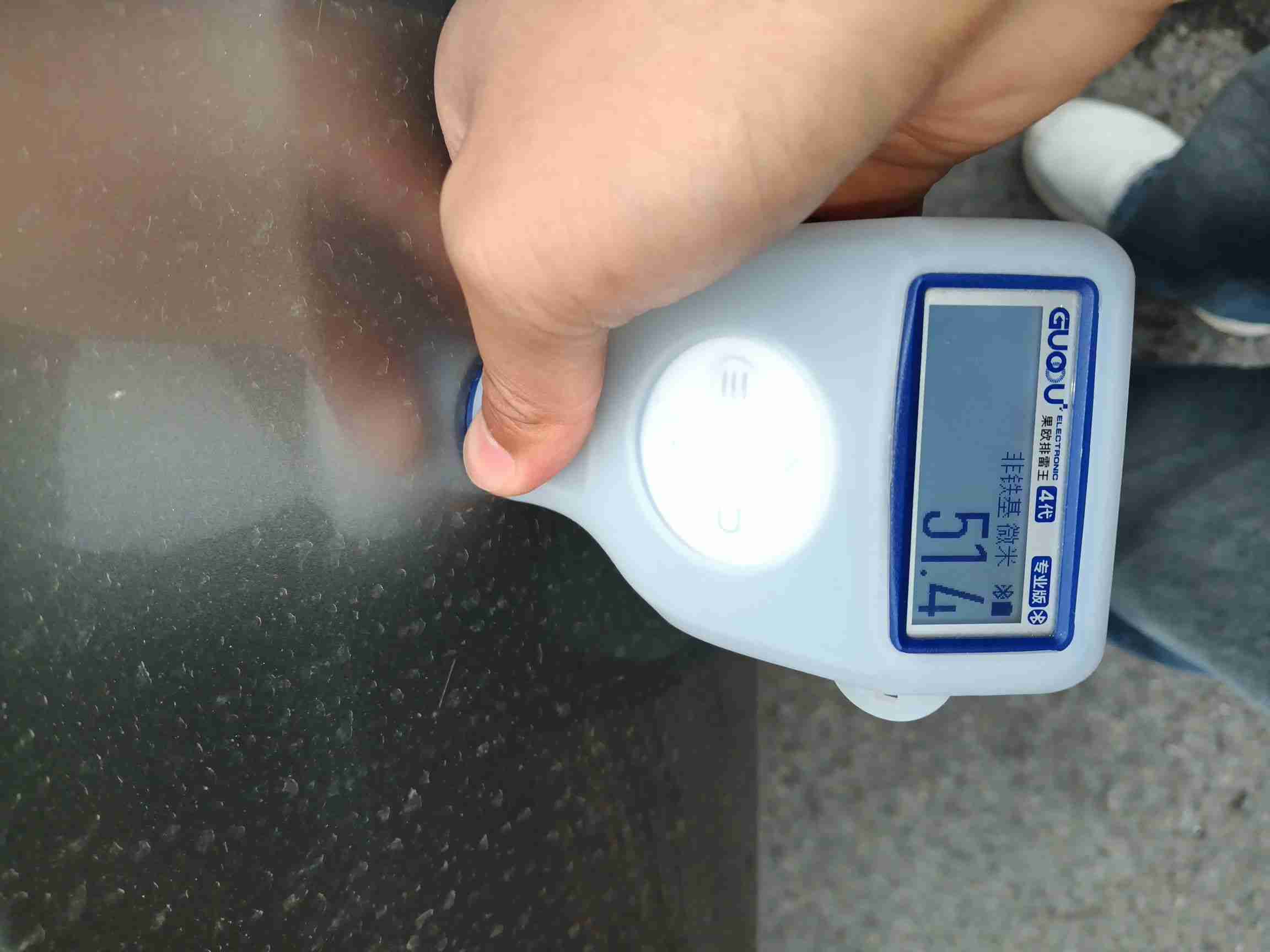 左前翼子板喷漆修复痕迹实拍
