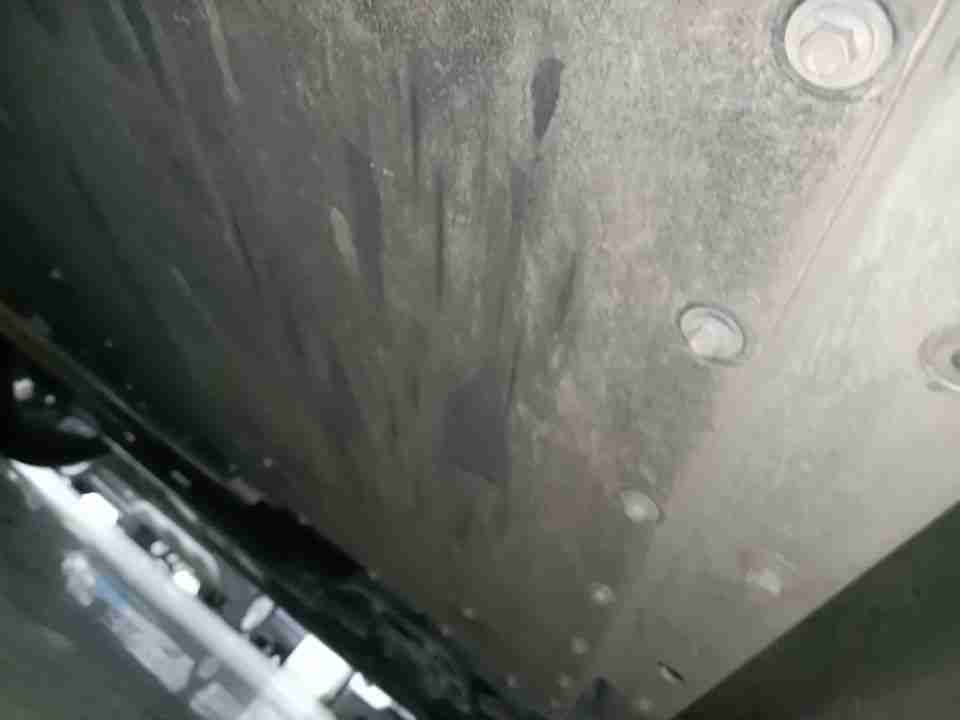 动力电池箱底板轻微剐蹭实拍