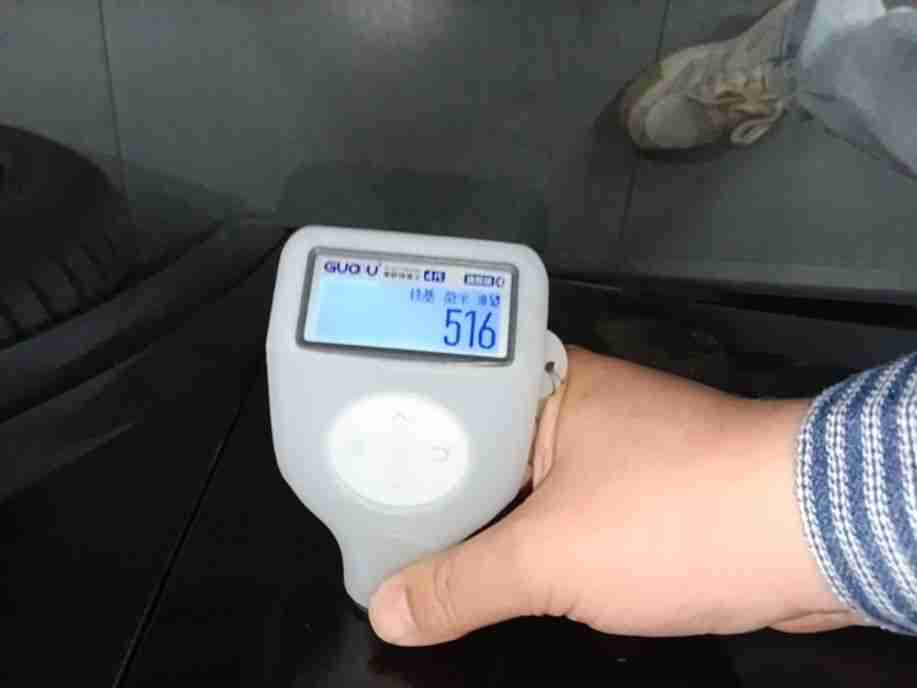 右侧前门钣金修复痕迹实拍
