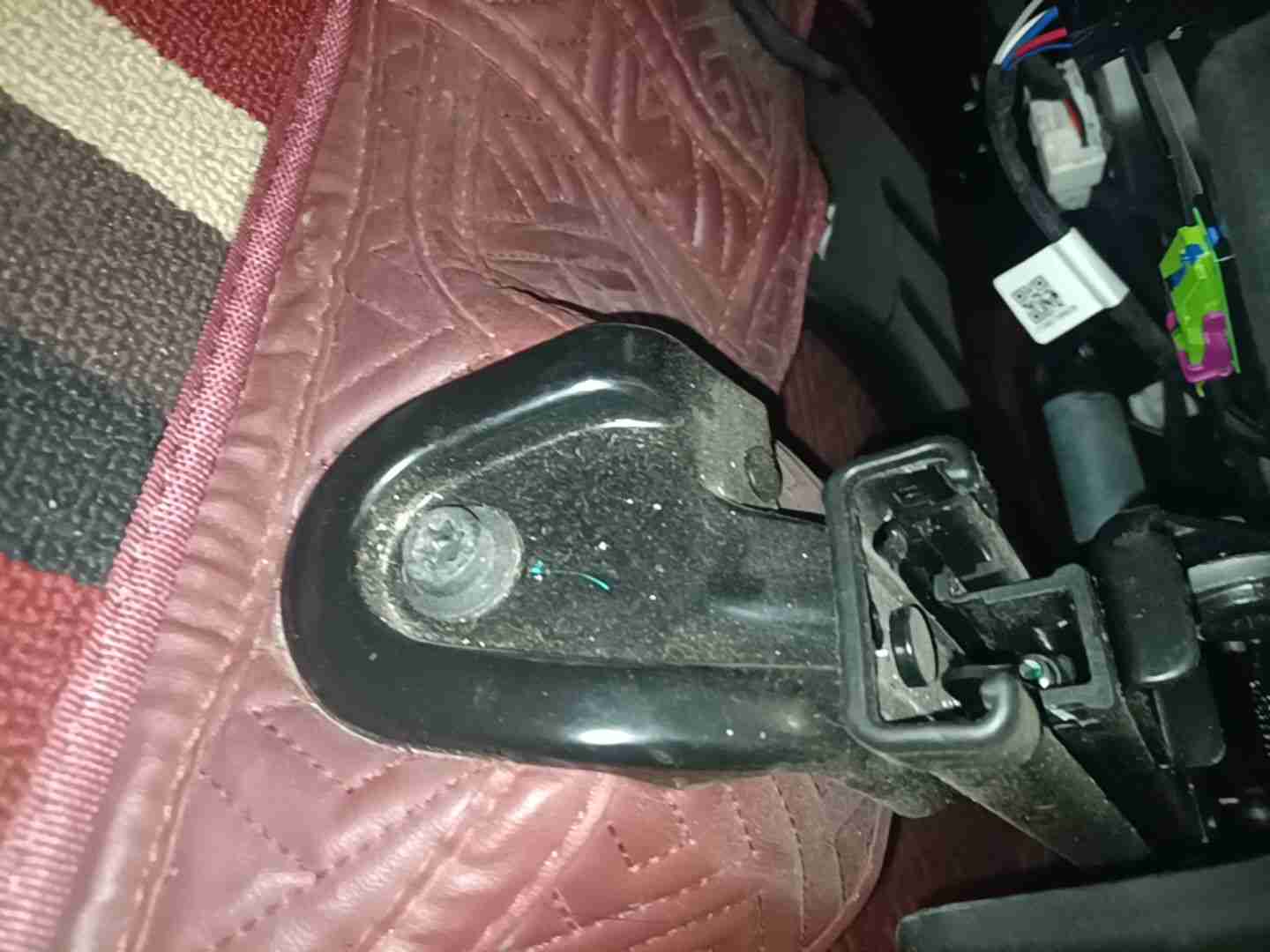 左前座椅滑轨拆卸痕迹实拍