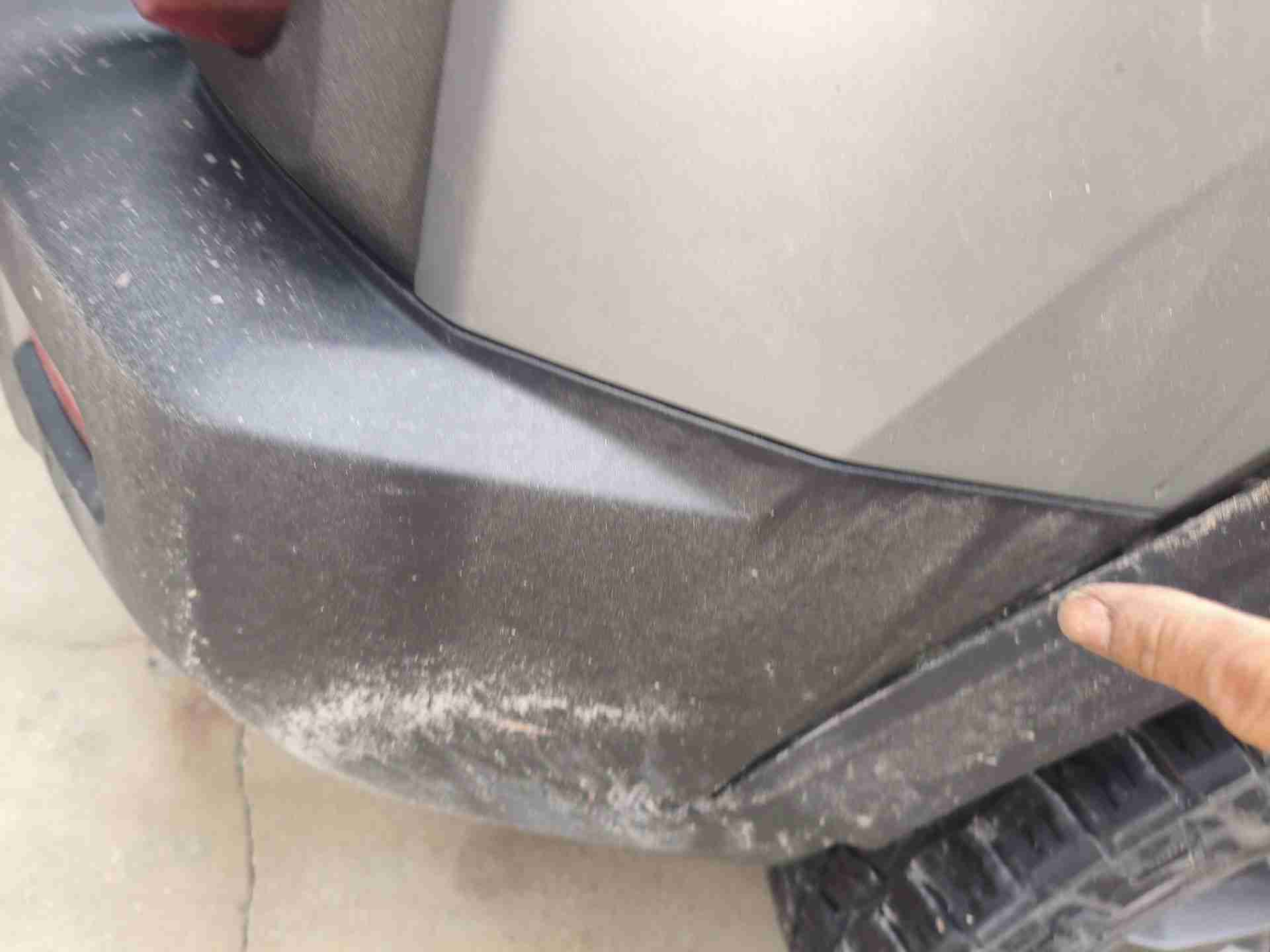 车辆后保险杠实拍
