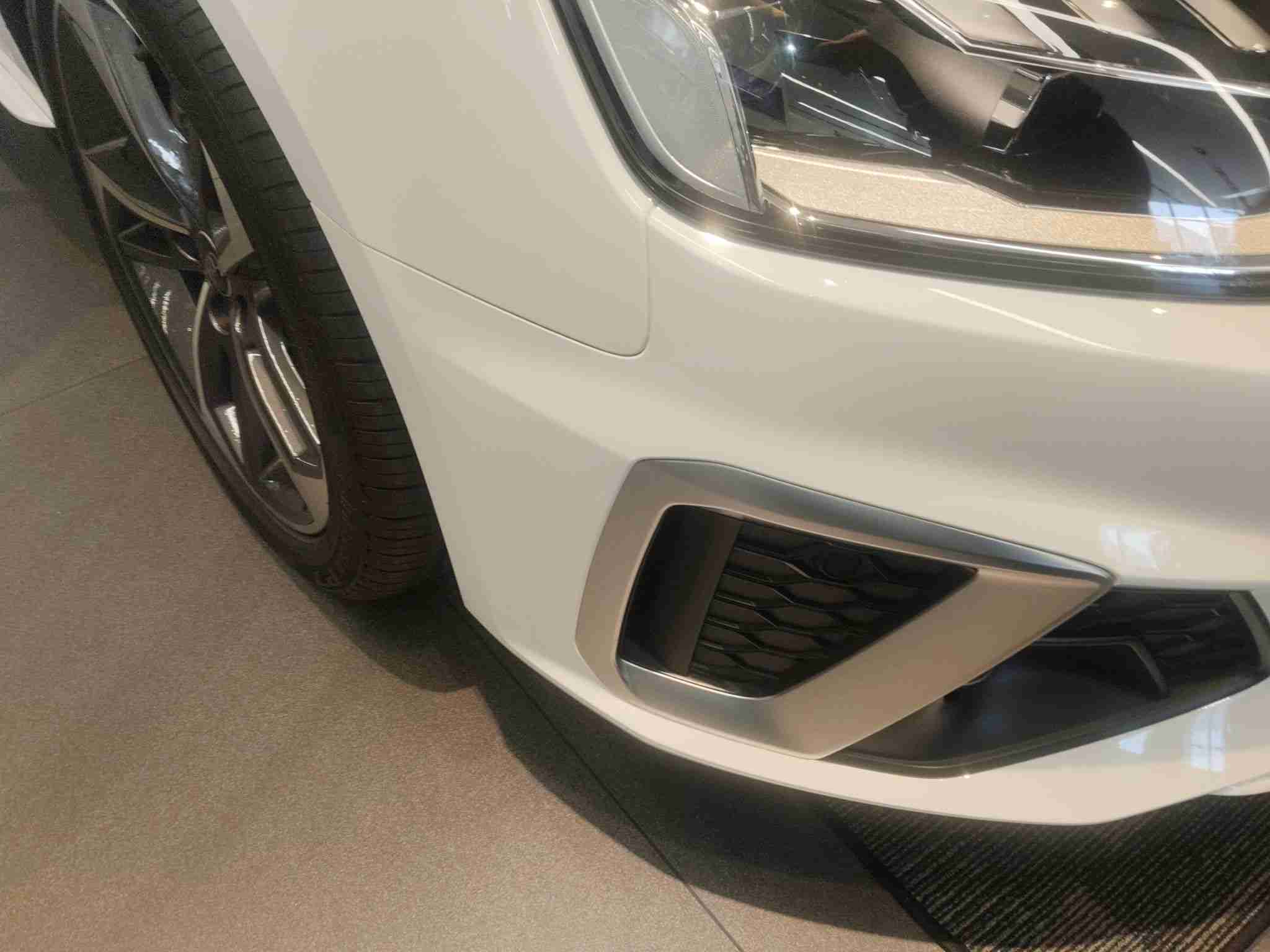 前保险杠拆卸痕迹实拍