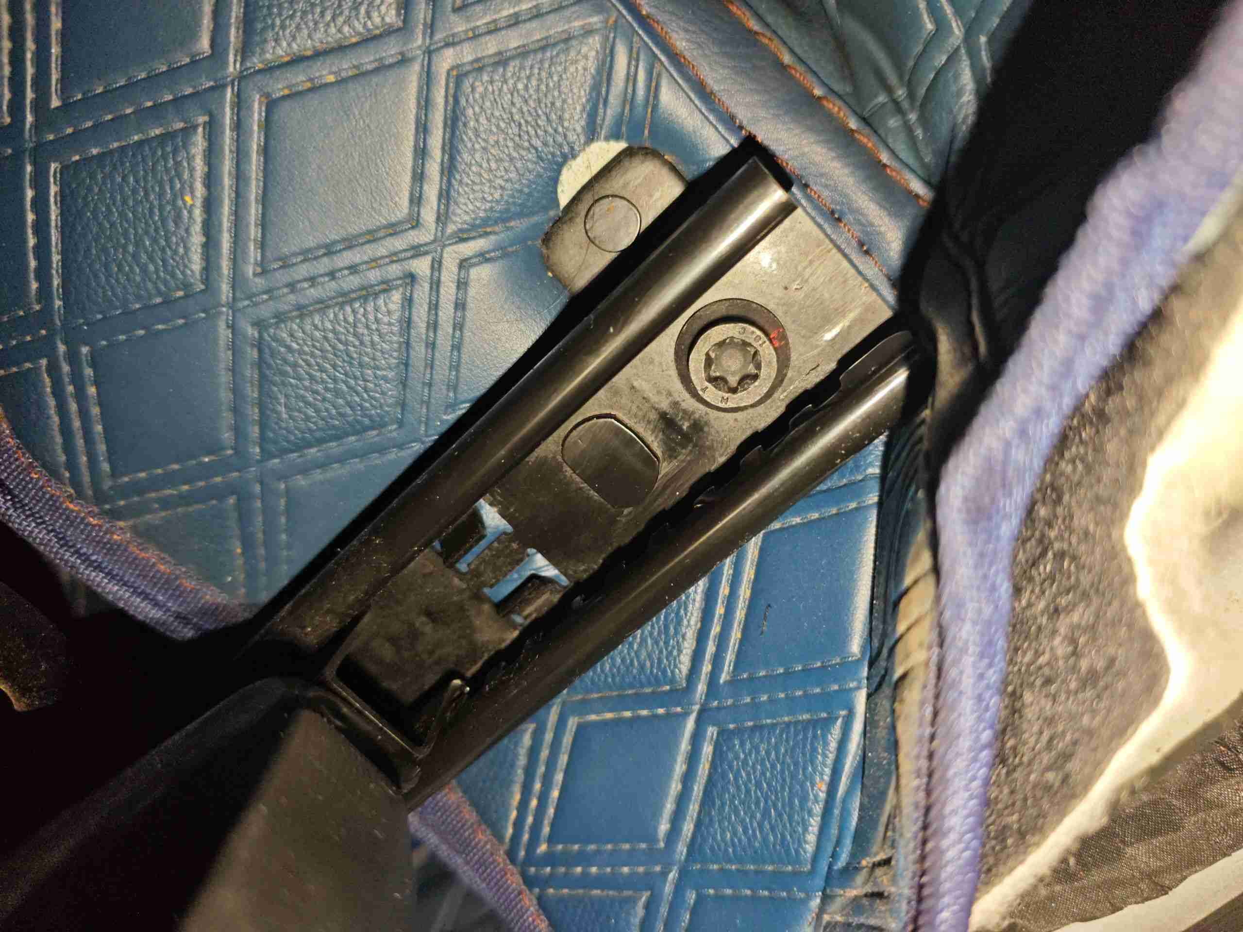 右前座椅滑轨拆卸痕迹实拍