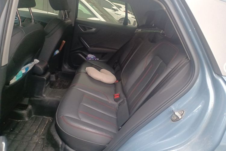 Audi Q2L фото 18
