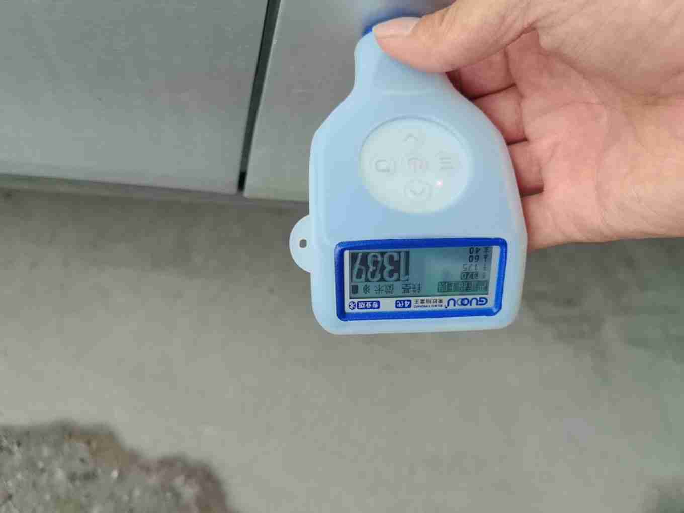 右侧前门漆面钣金修复痕迹实拍