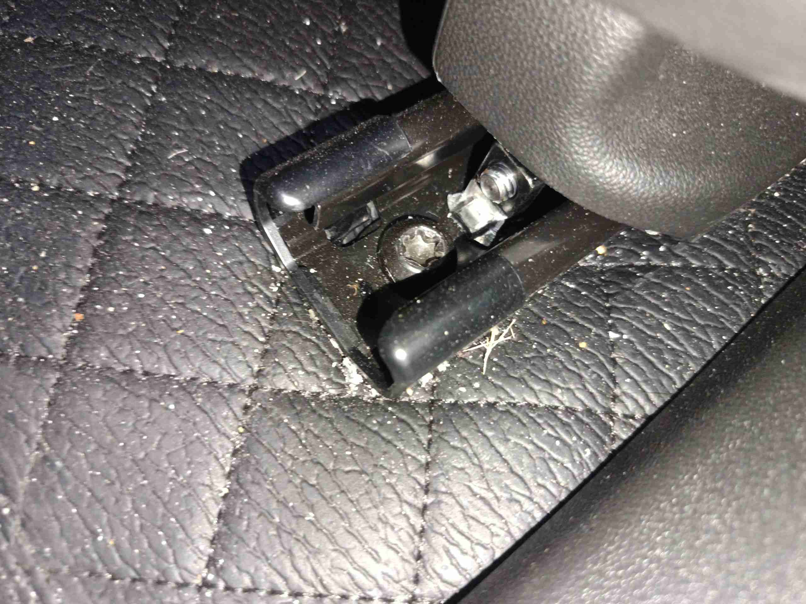 左前座椅滑轨拆卸痕迹实拍