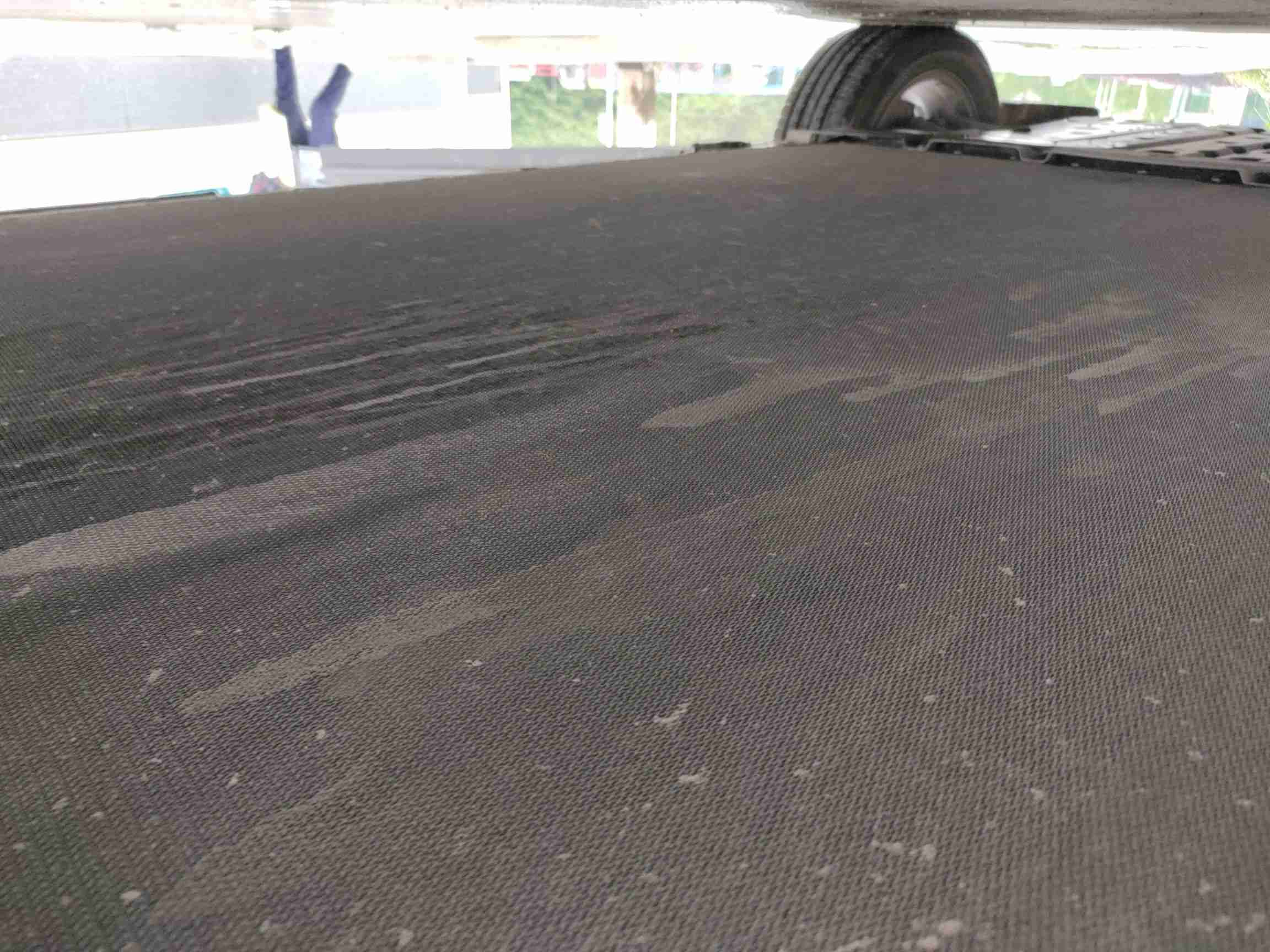 动力电池箱底板剐蹭痕迹实拍